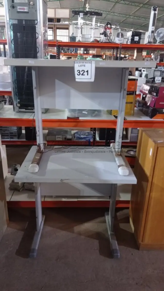 LOTE 321 - 02 MESAS PEQUENAS. (NO ESTADO) ATENÇÃO! FAZER A VISITAÇÃO ANTES DE ARREMATAR, NÃO SABEMOS SE FUNCIONA, LEILÃO NÃO TEM GARANTIA E NEM DEVOLUÇÃO, SUJEITO A POSSÍVEIS AVARIAS VISÍVEIS/OCULTAS E/OU AUSÊNCIA DE COMPONENTES.