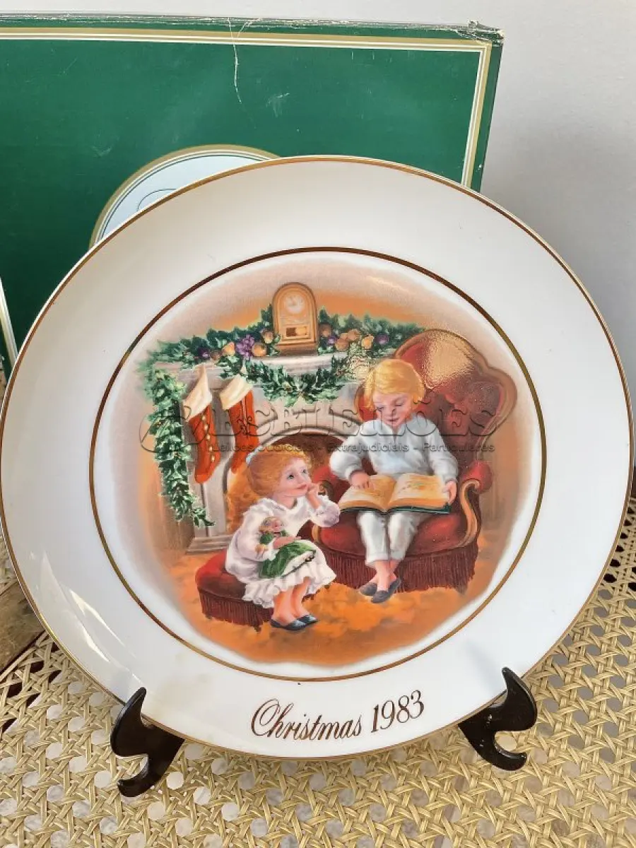 LOTE 078 - 01 LINDO PRATO DE NATAL DA SÉRIE AVON CHRISTMAS PLATE  PRATO DE COLECIONADOR FEITO NA INGLATERRA POR ENOCH WEDGWOOD COUNTRY CHRISTMAS SERIES 3ª EDIÇÃO HOLIDAY WEDGWOOD VINTAGE. (TUNSTALL) EM 1983.COM 23,5 CM DE DIÂMETRO A IMPRESSÃO NESTE PRATO É DE "APROVEITANDO O BEM ANTES DO NATAL" COM DOIS ANÉIS DE OURO 22K . ITEM COMPRADO EM GARAGENS DE ANTIGUIDADES NOS EUA.SUPORTE PARA PRATO NÃO INCLUÍDO NESTA VENDA.SUPORTE PARA PRATO NÃO INCLUÍDO NESTA VENDA. (NO ESTADO) ATENÇÃO! FAZER A VISITAÇÃO ANTES DE ARREMATAR, NÃO SABEMOS SE FUNCIONA, LEILÃO NÃO TEM GARANTIA E NEM DEVOLUÇÃO, SUJEITO A POSSÍVEIS AVARIAS VISÍVEIS/OCULTAS E/OU AUSÊNCIA DE COMPONENTES.
