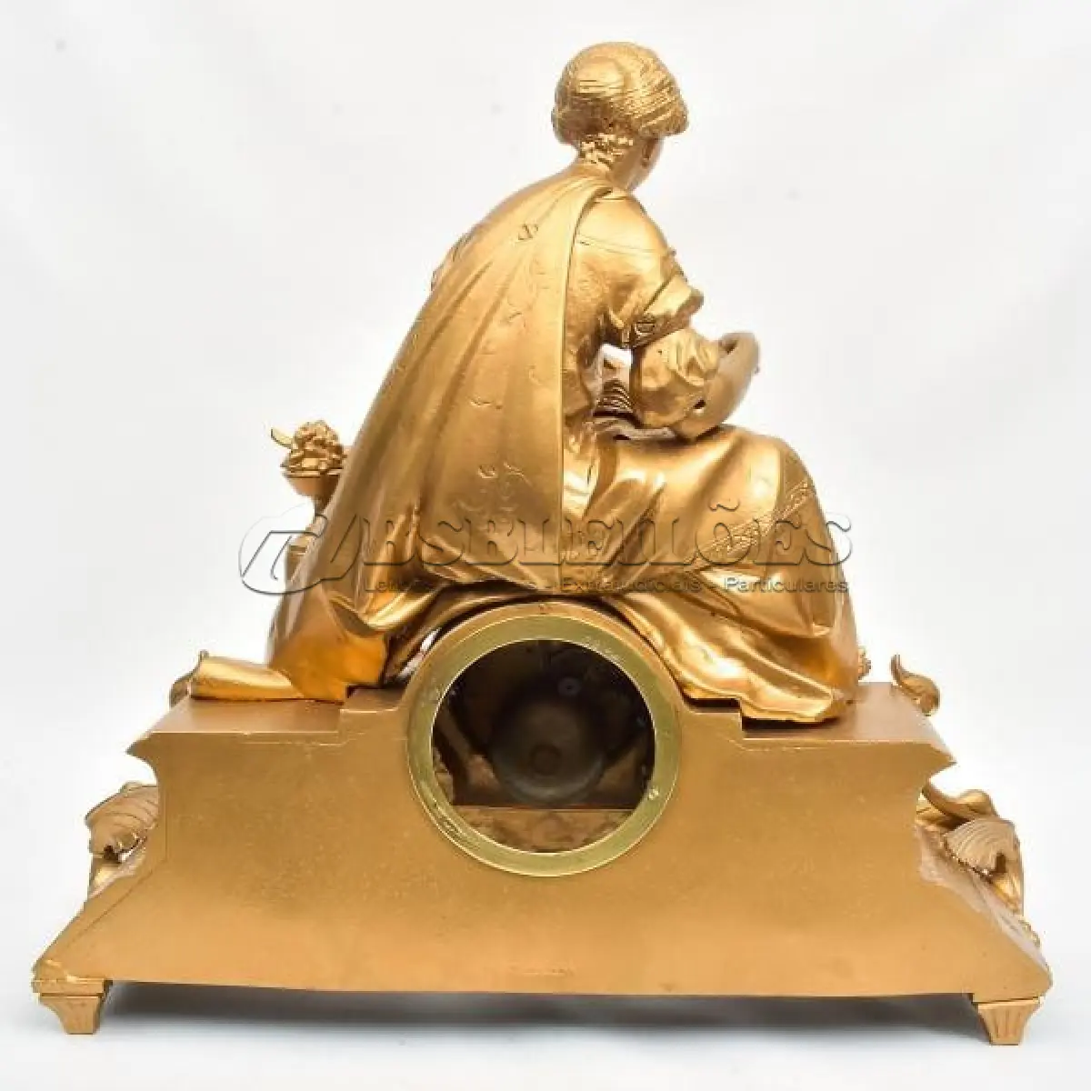 LOTE 215 - 01 RELÓGIO DE MESA  EM METAL FRANCÊS SÉCULO XIX. "APARENTEMENTE BANHADO A OURO"   AVALIADA EM 5 MIL REAIS  MEDIDA: 45 CM DE ALTURA X 15 CM DE PROFUNDIDADE X 50 CM LARGURA; RELÓGIO COMPLETO COM PÊNDULO, MÁQUINA E CHAVE.MUITO BEM CONSERVADO NOVÍSSIMO. (NO ESTADO) ATENÇÃO! FAZER A VISITAÇÃO ANTES DE ARREMATAR, NÃO SABEMOS SE FUNCIONA, LEILÃO NÃO TEM GARANTIA E NEM DEVOLUÇÃO, SUJEITO A POSSÍVEIS AVARIAS VISÍVEIS/OCULTAS E/OU AUSÊNCIA DE COMPONENTES.