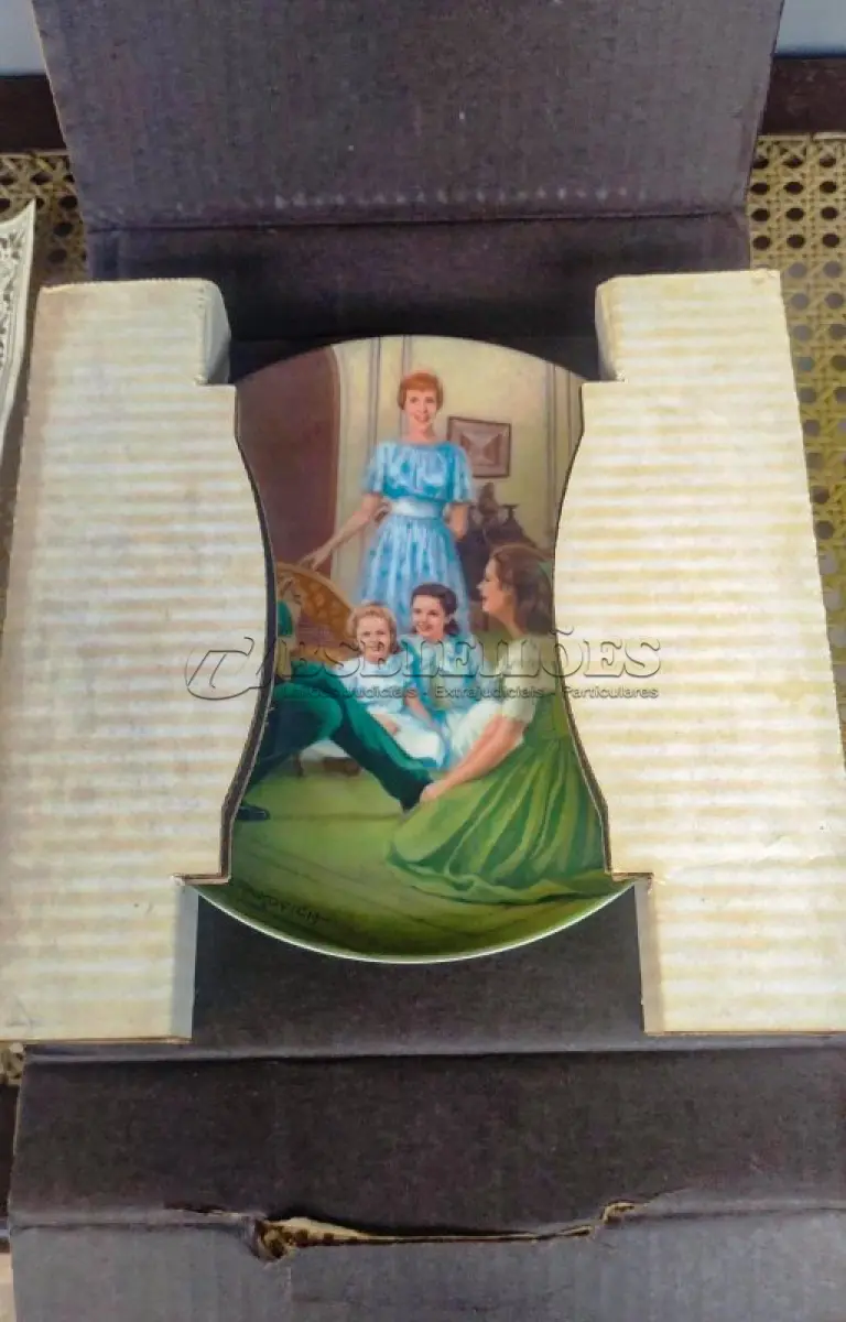 LOTE 256 - 01 PRATO DE COLECIONADOR É UM ITEM ESSENCIAL PARA QUALQUER ENTUSIASTA DE ITENS DECORATIVOS. O PRATO EDELWEISS "A NOVIÇA REBELDE", DA KNOWLES, É O QUINTO DA SÉRIE E VEM COM CERTIFICADO DE AUTENTICIDADE, CAIXA ORIGINAL E UM FOLHETO EXPLICATIVO. O PRATO TEM UM BELO DESIGN MULTICOLORIDO, PINTADO EXCLUSIVAMENTE PARA ESTA EDIÇÃO LIMITADA POR T. CRNKOVICH. O PRATO TEM 21,5 CM DE DIÂMETRO E É FEITO DE PORCELANA FINA, COM UM ESTILO DE PRODUÇÃO DE COZIMENTO EM PORCELANA FINA POR EDWIN M. KNOWLES.PRATO DE NUMERO 3247C. ESTE PRATO VINTAGE É DA DÉCADA DE 1980 E É PERFEITO PARA QUALQUER OCASIÃO.ITEM COMPRADO E GARAGENS DE ANTIGUIDADES NOS EUA. SUPORTE PARA PRATO NÃO INCLUÍDO NESTA VENDA. (NO ESTADO) ATENÇÃO! FAZER A VISITAÇÃO ANTES DE ARREMATAR, NÃO SABEMOS SE FUNCIONA, LEILÃO NÃO TEM GARANTIA E NEM DEVOLUÇÃO, SUJEITO A POSSÍVEIS AVARIAS VISÍVEIS/OCULTAS E/OU AUSÊNCIA DE COMPONENTES.