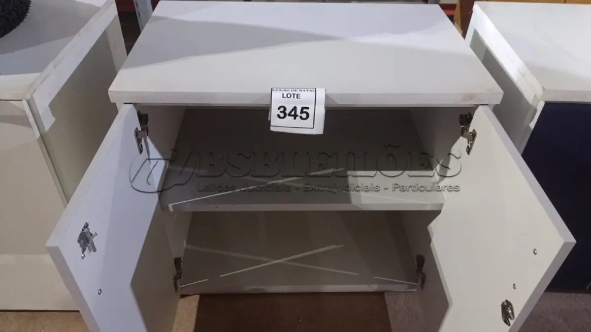 LOTE 345 - 01 ARMÁRIO BAIXO COM 02 PORTAS EM MADEIRA. (NO ESTADO) ATENÇÃO! FAZER A VISITAÇÃO ANTES DE ARREMATAR, NÃO SABEMOS SE FUNCIONA, LEILÃO NÃO TEM GARANTIA E NEM DEVOLUÇÃO, SUJEITO A POSSÍVEIS AVARIAS VISÍVEIS/OCULTAS E/OU AUSÊNCIA DE COMPONENTES.