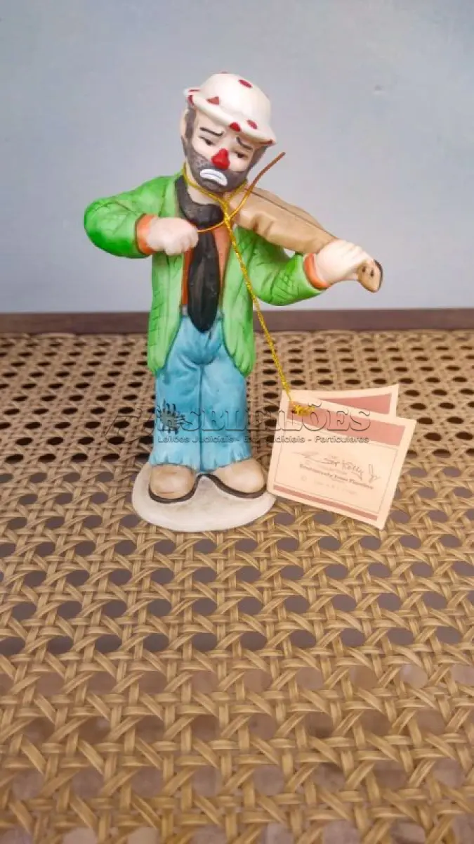 LOTE 203 - 01 ESTATUETA DE PALHAÇO DE CERÂMICA VINTAGE DA COLEÇÃO FLAMBRO DE EMMETT KELLY JR. PAÍS/REGIÃO DE FABRICAÇÃO TAIWAN. ESTA ESTATUETA DO EMMETT KELLY JR. APRESENTA UM PALHAÇO EMMETT KELLY JR. PALHAÇO  TOCANDO VIOLINO ORIGINAL. EXCELENTE ESTADO, SEM LASCAS, RACHADURAS EM ÓTIMO ESTADO PEÇA RARA ITEM LANÇADOS ANOS 90 NOS EUA  CM DE ALTURA E UMA BASE DE 15 ​​CM. COM  SUA ASSINATURA NA PARTE INFERIOR JUNTO COM "EXCLUSIVAMENTE DA FLAMBRO EMPRESA FAMOSA NOS EUA DECADA DE 90, COMPRADAS EM LOJAS DE ANTIGUIDADES DOS EUA. (NO ESTADO) ATENÇÃO! FAZER A VISITAÇÃO ANTES DE ARREMATAR, NÃO SABEMOS SE FUNCIONA, LEILÃO NÃO TEM GARANTIA E NEM DEVOLUÇÃO, SUJEITO A POSSÍVEIS AVARIAS VISÍVEIS/OCULTAS E/OU AUSÊNCIA DE COMPONENTES.