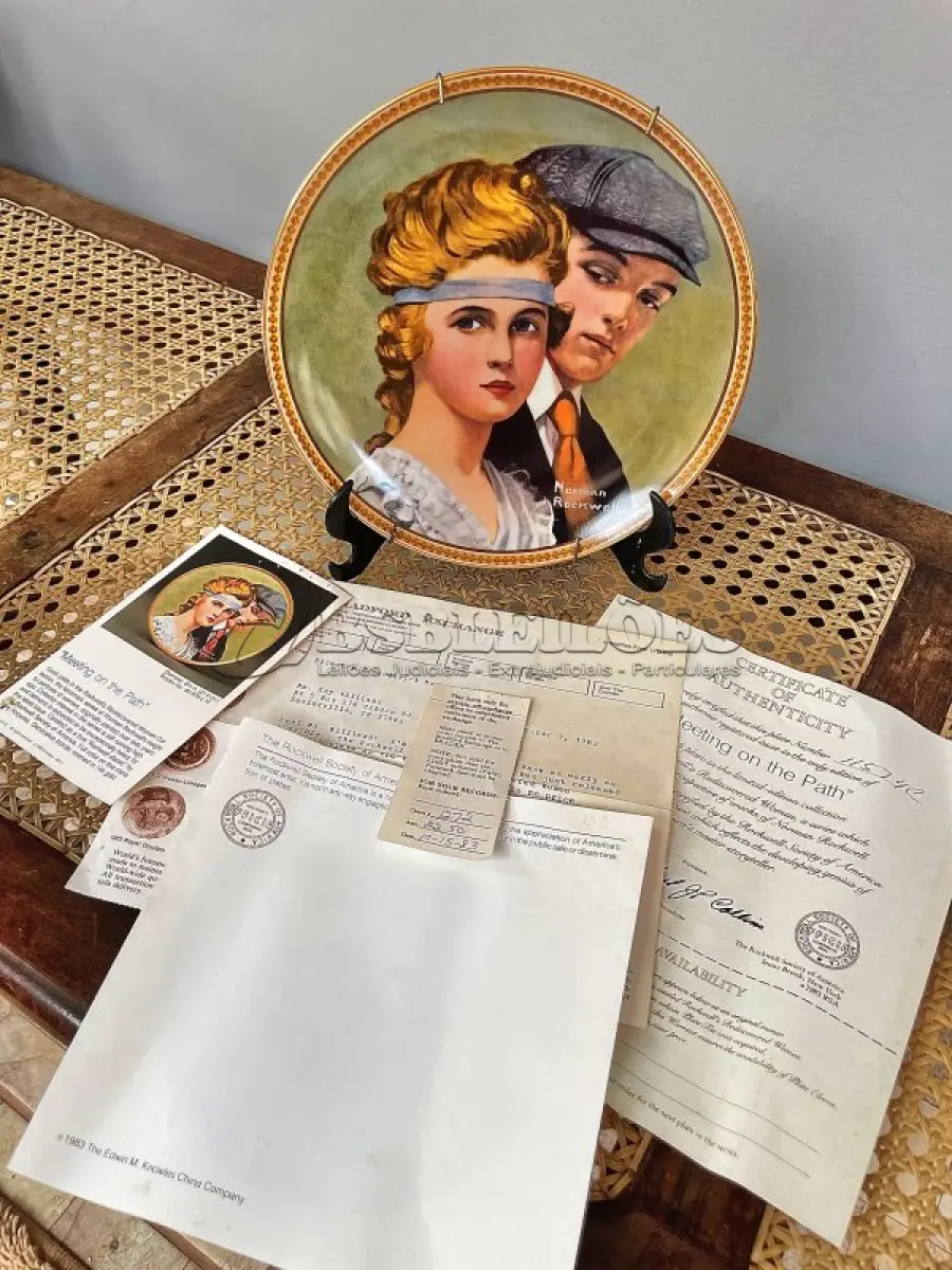 LOTE 038 - 01 RARO PRATO DE COLECIONADOR KNOWLES MINT DE 1983. COM 21,5 CM DE CUMPRIMENTO EDIÇÃO LIMITADA DA COLEÇÃO NORMAN ROCKWELL."MEETING ON THE PATH" "ENCONTRO NO CAMINHO", D, ROCKWELL SOCIETY NO VERSO DA PLACA. COM CERTIFICADO DE AUTENTICIDADE, EMBALAGEM ORIGINAL. LIMITADO A 100 DIAS DE PRODUÇÃO. ITEM COMPRADO EM GARAGENS DE ANTIGUIDADES NOS EUA.SUPORTE PARA PRATO NÃO INCLUÍDO NESTA VENDA. (NO ESTADO) ATENÇÃO! FAZER A VISITAÇÃO ANTES DE ARREMATAR, NÃO SABEMOS SE FUNCIONA, LEILÃO NÃO TEM GARANTIA E NEM DEVOLUÇÃO, SUJEITO A POSSÍVEIS AVARIAS VISÍVEIS/OCULTAS E/OU AUSÊNCIA DE COMPONENTES.