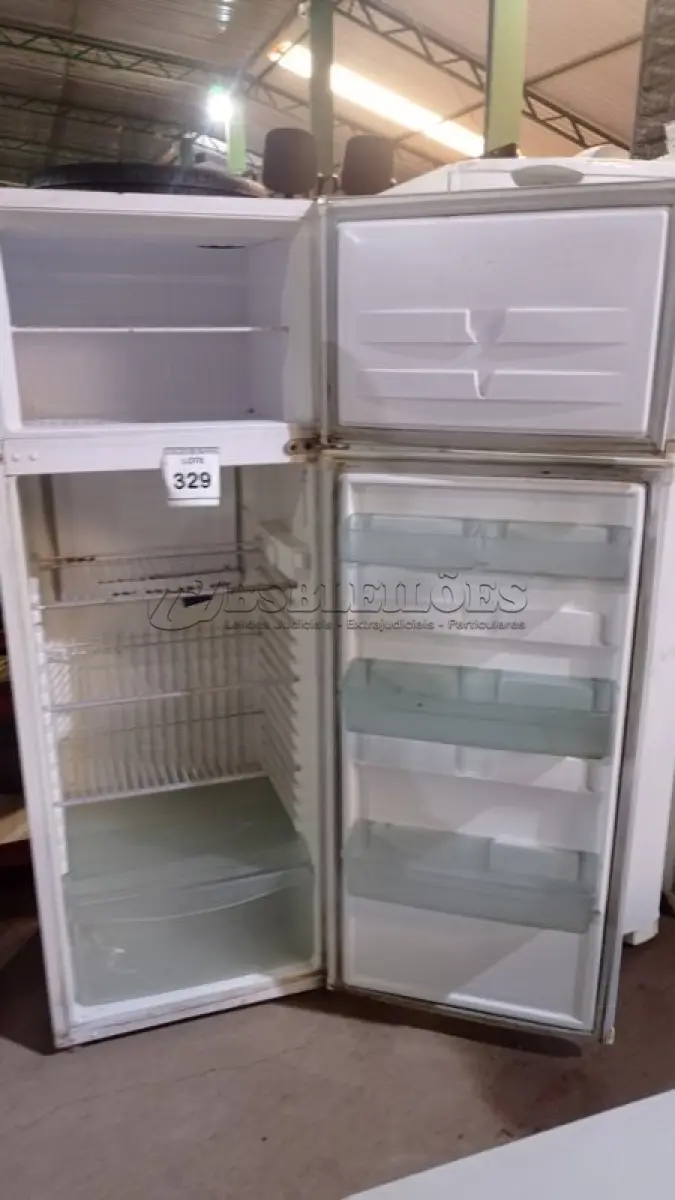 LOTE 329 - 01 GELADEIRA MARCA CONSUL. (NO ESTADO) ATENÇÃO! FAZER A VISITAÇÃO ANTES DE ARREMATAR, NÃO SABEMOS SE FUNCIONA, LEILÃO NÃO TEM GARANTIA E NEM DEVOLUÇÃO, SUJEITO A POSSÍVEIS AVARIAS VISÍVEIS/OCULTAS E/OU AUSÊNCIA DE COMPONENTES.