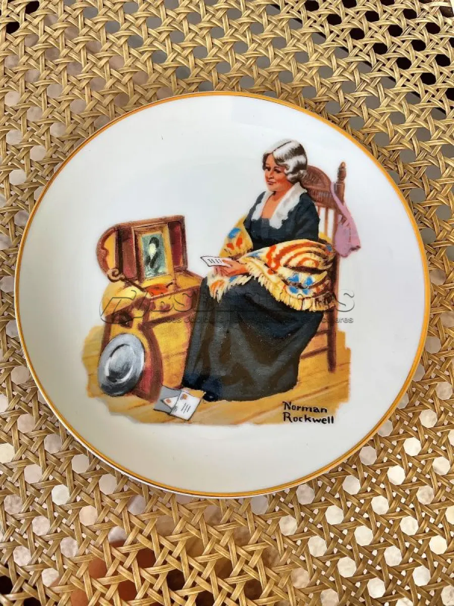 LOTE 220 - 01 PRATO DECORATIVO VINTAGE “MEMORIES” DE NORMAN ROCKWELL. "ELA ENCONTROU UM LUGAR MUITO ESPECIAL NO SÓTÃO: AS MEMÓRIAS DE UMA VIDA FELIZ, PLENA E CHEIA DE ALEGRIA." COPYRIGHT 1984, THE NORMAN ROCKWELL MUSEUM INC. COM 16,5 CM DE DIÂMETRO. EM PERFEITO ESTADO, PARECE NOVO! UMA ADIÇÃO DESLUMBRANTE A QUALQUER COLEÇÃO! .ITEM COMPRADO EM GARAGENS DE ANTIGUIDADES NOS EUA. SUPORTE PARA PRATO NÃO INCLUÍDO NESTA VENDA. (NO ESTADO) ATENÇÃO! FAZER A VISITAÇÃO ANTES DE ARREMATAR, NÃO SABEMOS SE FUNCIONA, LEILÃO NÃO TEM GARANTIA E NEM DEVOLUÇÃO, SUJEITO A POSSÍVEIS AVARIAS VISÍVEIS/OCULTAS E/OU AUSÊNCIA DE COMPONENTES.