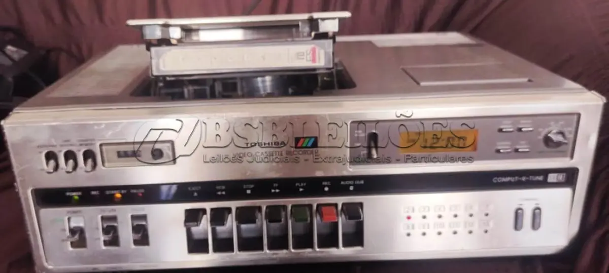 LOTE 213 - 01 VÍDEO CASSETE TOSHIBA BETAMAX ITEM MUITO BEM CONSERVADO ITEM IMPORTADO DO JAPÃO. (NO ESTADO) ATENÇÃO! FAZER A VISITAÇÃO ANTES DE ARREMATAR, NÃO SABEMOS SE FUNCIONA, LEILÃO NÃO TEM GARANTIA E NEM DEVOLUÇÃO, SUJEITO A POSSÍVEIS AVARIAS VISÍVEIS/OCULTAS E/OU AUSÊNCIA DE COMPONENTES.