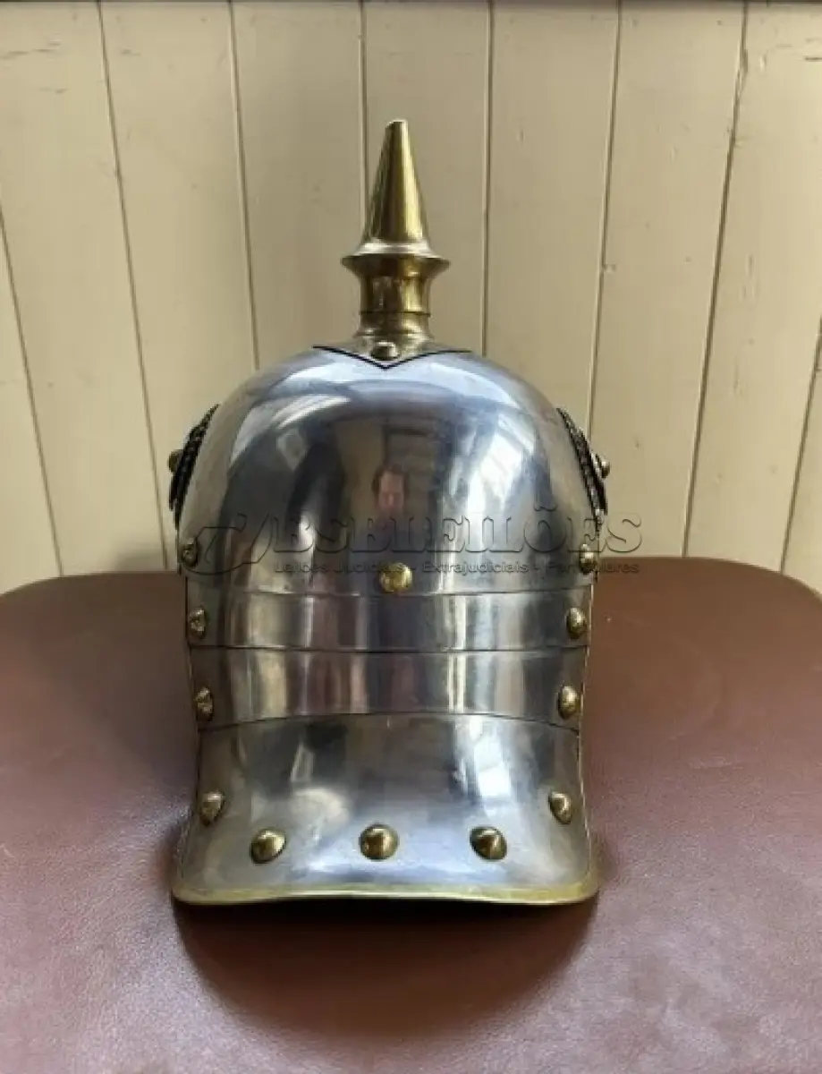 LOTE 001 - 01 RARO PICKELHAUBE  CAPACETE PRUSSIANO IMPORTADO GERMANY  IMPERIAL ORIGINAL PEÇA COMPRADA NOS EUA. SEGUNDO ANTIGO DONO PEÇA FICOU GUARDAD A MAIS DE 30 ANOS ESTA MUITO BEM CONSERVADA. . (NO ESTADO) ATENÇÃO! FAZER A VISITAÇÃO ANTES DE ARREMATAR, NÃO SABEMOS SE FUNCIONA, LEILÃO NÃO TEM GARANTIA E NEM DEVOLUÇÃO, SUJEITO A POSSÍVEIS AVARIAS VISÍVEIS/OCULTAS E/OU AUSÊNCIA DE COMPONENTES.