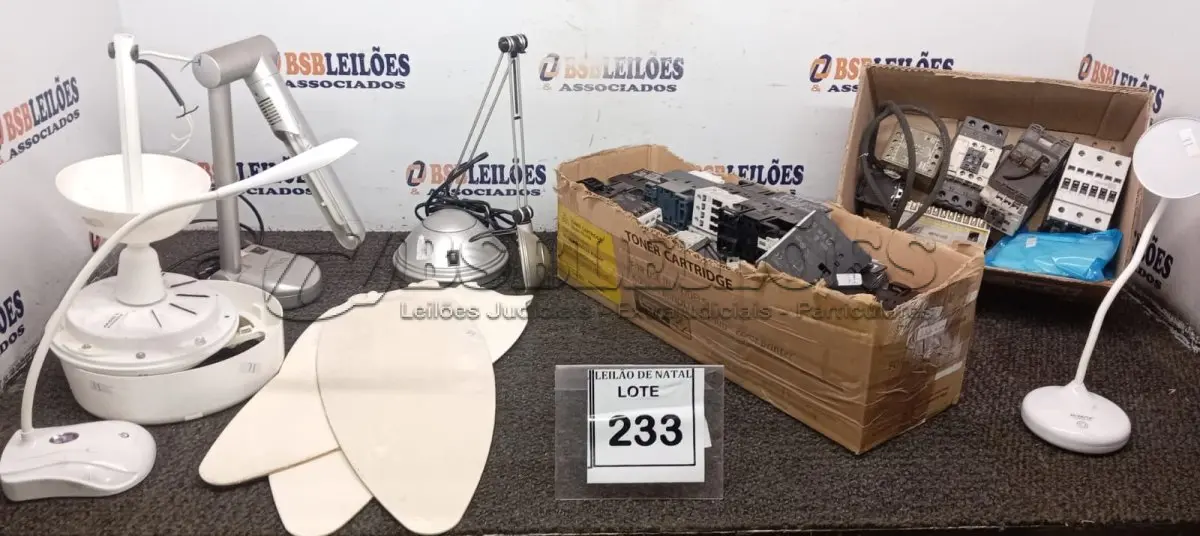 LOTE 233 - 03 LUMINÁRIAS DE MESA E GRANDE QUANTIDADE DE CONTADOR WEG. (NO ESTADO) ATENÇÃO! FAZER A VISITAÇÃO ANTES DE ARREMATAR, NÃO SABEMOS SE FUNCIONA, LEILÃO NÃO TEM GARANTIA E NEM DEVOLUÇÃO, SUJEITO A POSSÍVEIS AVARIAS VISÍVEIS/OCULTAS E/OU AUSÊNCIA DE COMPONENTES.