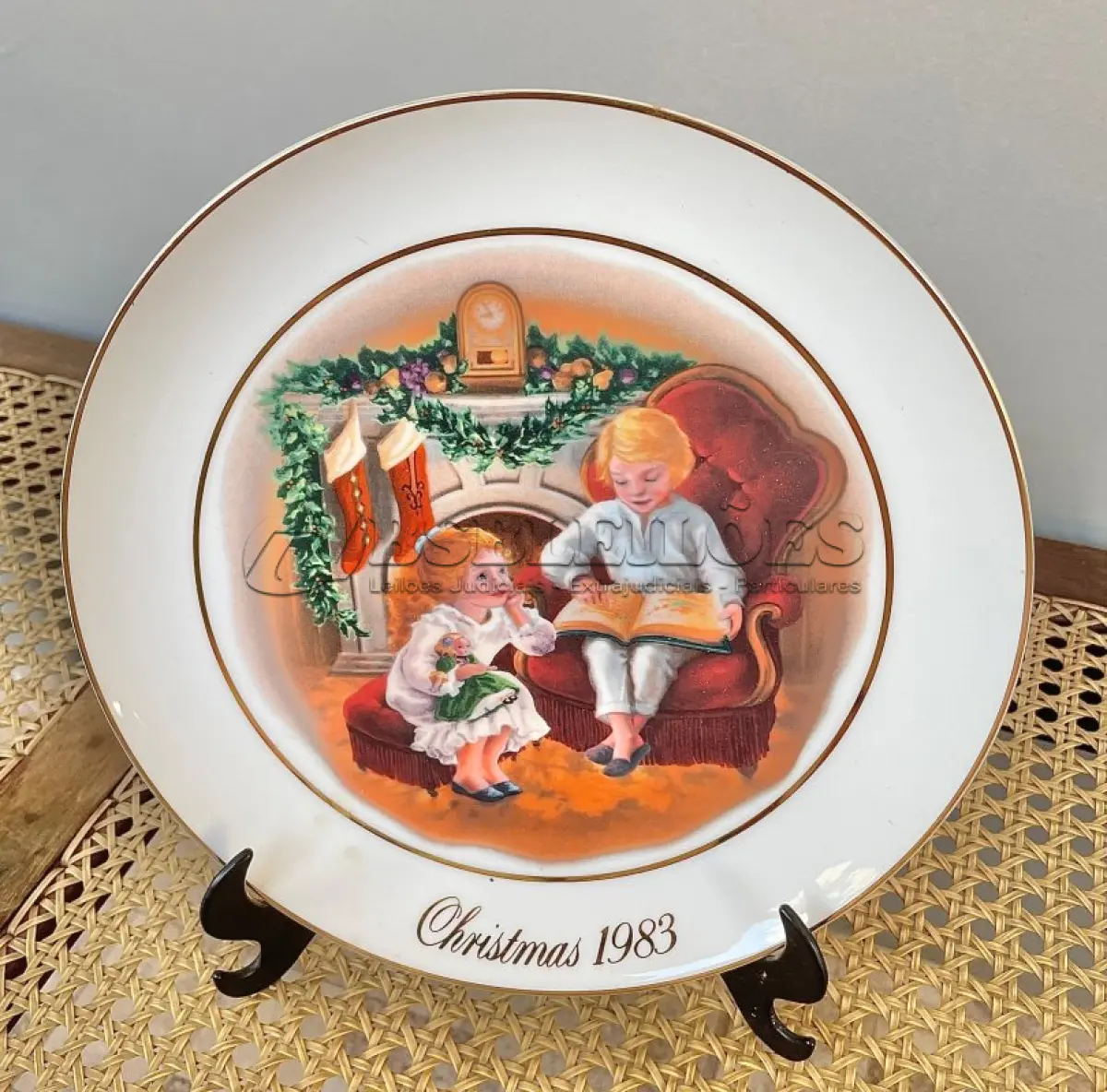 LOTE 078 - 01 LINDO PRATO DE NATAL DA SÉRIE AVON CHRISTMAS PLATE  PRATO DE COLECIONADOR FEITO NA INGLATERRA POR ENOCH WEDGWOOD COUNTRY CHRISTMAS SERIES 3ª EDIÇÃO HOLIDAY WEDGWOOD VINTAGE. (TUNSTALL) EM 1983.COM 23,5 CM DE DIÂMETRO A IMPRESSÃO NESTE PRATO É DE "APROVEITANDO O BEM ANTES DO NATAL" COM DOIS ANÉIS DE OURO 22K . ITEM COMPRADO EM GARAGENS DE ANTIGUIDADES NOS EUA.SUPORTE PARA PRATO NÃO INCLUÍDO NESTA VENDA.SUPORTE PARA PRATO NÃO INCLUÍDO NESTA VENDA. (NO ESTADO) ATENÇÃO! FAZER A VISITAÇÃO ANTES DE ARREMATAR, NÃO SABEMOS SE FUNCIONA, LEILÃO NÃO TEM GARANTIA E NEM DEVOLUÇÃO, SUJEITO A POSSÍVEIS AVARIAS VISÍVEIS/OCULTAS E/OU AUSÊNCIA DE COMPONENTES.