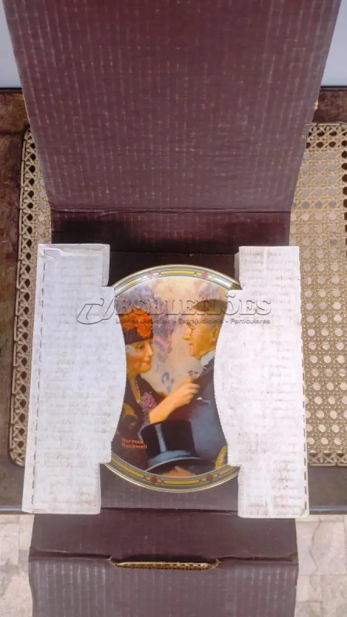 LOTE 025 - 01 PRATO DE NORMAN ROCKWELL "LOVES REWARD"EM PORTUGUES "AMA A RECOMPENSA" EDWIN KNOWLES 1987 21,5 CM DE DIÂMETRO.POR NORMAN ROCKWELL. ESSA SERIE FOI DE OITO PRATOS DA SÉRIE "O SONHO AMERICANO DE ROCKWELL" O ARTISTA MAIS QUERIDO DA AMÉRICA APRESENTA UMA SÉRIE, "ROCKWELL'S AMERICAN DREAM". ESTA É A OITAVA EDIÇÃO DA SÉRIE, "LOVE'S REWARD". PRATO VEM COM CERTIFICADO DE AUTENTICIDADE E FOLHETO COM COMENTÁRIO CRÍTICO EXPLICANDO A ILUSTRAÇÃO DE DAVID E. WILLIAMS.ESTA É A PLACA NÚMERO 3272C DA EDIÇÃO LIMITADA. EDWIN M, PORCELANA FINA KNOWLES, BRADEX NÚMERO 84-R70-7.8.ESTA PLACA DE COLECIONADOR RECONFORTANTE VEM EM SUA CAIXA ORIGINAL COM CERTIFICADO E SELO ORIGINAL DE AUTENTICIDADE E DOCUMENTAÇÃO.ITEM COMPRADO EM GARAGENS DE ANTIGUIDADES NOS EUA. (NO ESTADO) ATENÇÃO! FAZER A VISITAÇÃO ANTES DE ARREMATAR, NÃO SABEMOS SE FUNCIONA, LEILÃO NÃO TEM GARANTIA E NEM DEVOLUÇÃO, SUJEITO A POSSÍVEIS AVARIAS VISÍVEIS/OCULTAS E/OU AUSÊNCIA DE COMPONENTES.
