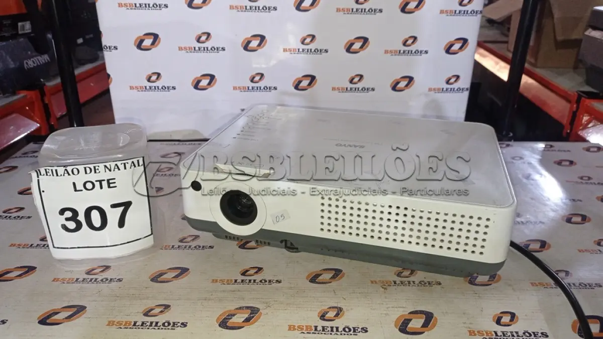 LOTE 307 - 01 PROJETOR MARCA SANYO COM CABOS. (NO ESTADO) ATENÇÃO! FAZER A VISITAÇÃO ANTES DE ARREMATAR, NÃO SABEMOS SE FUNCIONA, LEILÃO NÃO TEM GARANTIA E NEM DEVOLUÇÃO, SUJEITO A POSSÍVEIS AVARIAS VISÍVEIS/OCULTAS E/OU AUSÊNCIA DE COMPONENTES.