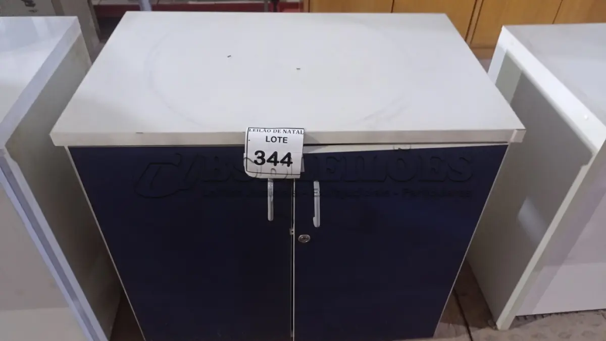 LOTE 344 - 01 ARMÁRIO BAIXO COM 02 PORTAS EM MADEIRA. (NO ESTADO) ATENÇÃO! FAZER A VISITAÇÃO ANTES DE ARREMATAR, NÃO SABEMOS SE FUNCIONA, LEILÃO NÃO TEM GARANTIA E NEM DEVOLUÇÃO, SUJEITO A POSSÍVEIS AVARIAS VISÍVEIS/OCULTAS E/OU AUSÊNCIA DE COMPONENTES.