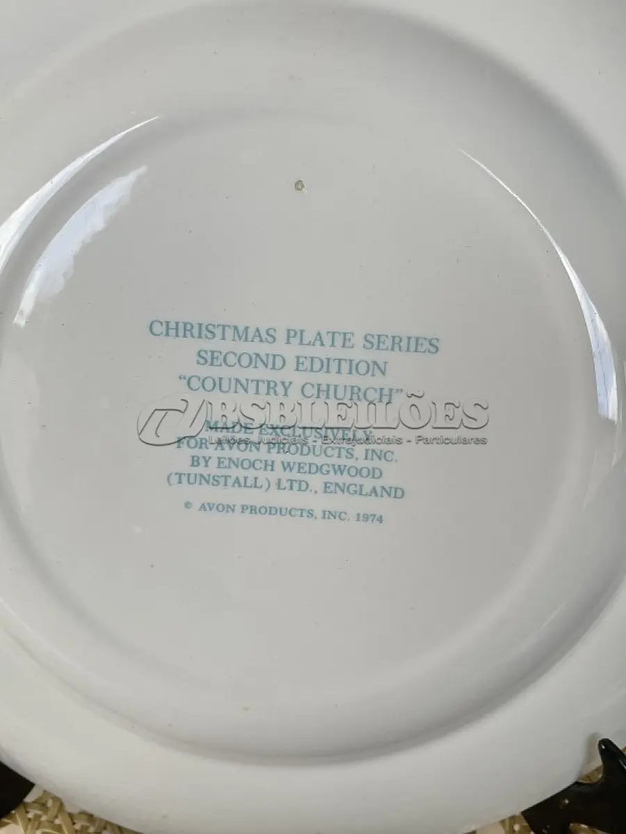 LOTE 054 - 01 LINDO PRATO DE NATAL DA SÉRIE AVON CHRISTMAS PLATE  PRATO DE COLECIONADOR FEITO NA INGLATERRA POR ENOCH WEDGWOOD CHRISTMAS SERIES 2ª EDIÇÃO  SÉRIE COUNTRY CHURCH 2ª EDIÇÃO 1974 VINTAGE. (TUNSTALL) EM 1980.COM 21,5 CM DE DIÂMETRO COM DOIS ANÉIS DE OURO 22K . ITEM COMPRADO EM GARAGENS DE ANTIGUIDADES NOS EUA." ITEM COMPRADO EM GARAGENS DE ANTIGUIDADES NOS EUA.SUPORTE PARA PRATO NÃO INCLUÍDO NESTA VENDA. (NO ESTADO) ATENÇÃO! FAZER A VISITAÇÃO ANTES DE ARREMATAR, NÃO SABEMOS SE FUNCIONA, LEILÃO NÃO TEM GARANTIA E NEM DEVOLUÇÃO, SUJEITO A POSSÍVEIS AVARIAS VISÍVEIS/OCULTAS E/OU AUSÊNCIA DE COMPONENTES.