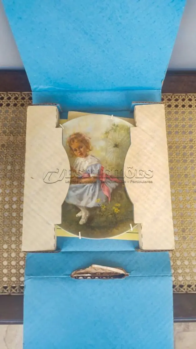 LOTE 252 - 01 PRATO DE COLECIONADOR DA BRADFORD EXCHANGE DE 1981 APRESENTA A PEQUENA MISS MUFFET E SUA FAMOSA CANTIGA DE RODA. O PRATO APRESENTA UM DESIGN MULTICOLORIDO VIBRANTE FEITO DE PORCELANA DE ALTA QUALIDADE, TORNANDO-SE UMA ADIÇÃO VALIOSA AO CONJUNTO DE QUALQUER COLECIONADOR. O PRATO É UMA EDIÇÃO ÚNICA DE TERCEIRA EDIÇÃO E NÃO FOI MODIFICADO OU EMPACOTADO. O PRATO VINTAGE FOI FEITO NOS ESTADOS UNIDOS USANDO O ESTILO E A TÉCNICA DE PRODUÇÃO DE CERÂMICA ARTÍSTICA. 1981,PEQUENA MISS MUFFET,JOHN MC CLELLAND, PRATO DE EDIÇÃO ÚNICA DE TERCEIRA EDIÇÃO RECO. COM 21,5 CM DE DIÂMETRO PRATO NUMERO 9990L,ITEM COMPRADO E GARAGENS DE ANTIGUIDADES NOS EUA. SUPORTE PARA PRATO NÃO INCLUÍDO NESTA VENDA. (NO ESTADO) ATENÇÃO! FAZER A VISITAÇÃO ANTES DE ARREMATAR, NÃO SABEMOS SE FUNCIONA, LEILÃO NÃO TEM GARANTIA E NEM DEVOLUÇÃO, SUJEITO A POSSÍVEIS AVARIAS VISÍVEIS/OCULTAS E/OU AUSÊNCIA DE COMPONENTES.