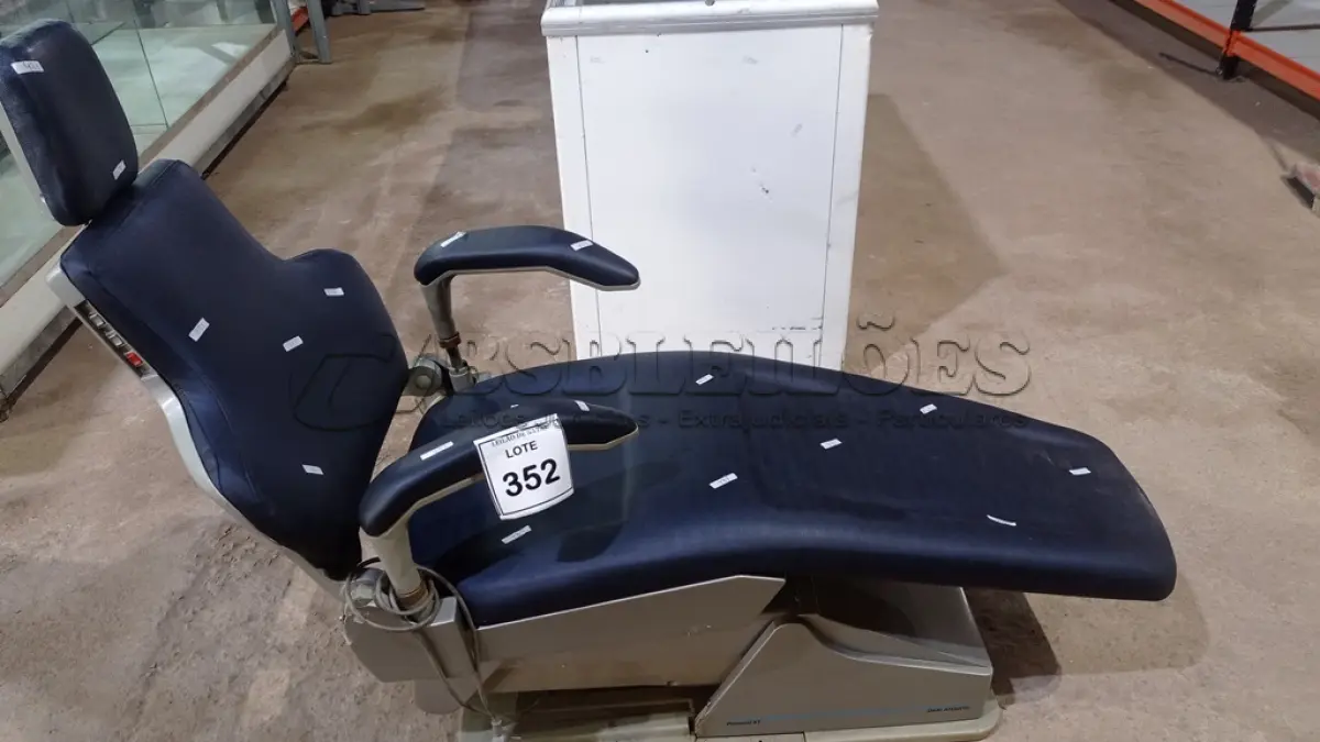 LOTE 352 - 01 CADEIRA ELÉTRICA ODONTOLÓGICA. (NO ESTADO) ATENÇÃO! FAZER A VISITAÇÃO ANTES DE ARREMATAR, NÃO SABEMOS SE FUNCIONA, LEILÃO NÃO TEM GARANTIA E NEM DEVOLUÇÃO, SUJEITO A POSSÍVEIS AVARIAS VISÍVEIS/OCULTAS E/OU AUSÊNCIA DE COMPONENTES.