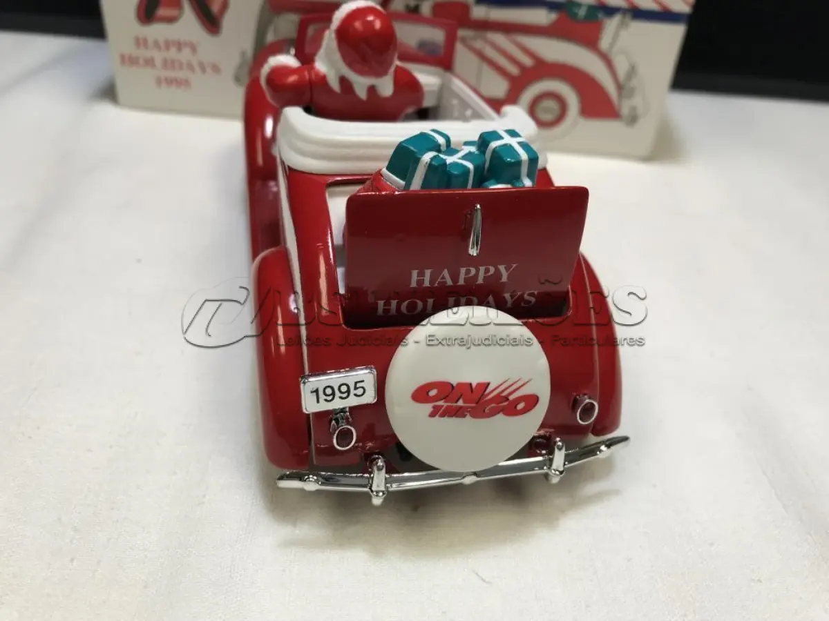 LOTE 089 - 01 RARO LIBERTY CLASSICS SANTA'S1937 CHEVROLET CONVERSÍVEL RÉPLICA DE BANCO DE METAL FUNDIDO DO CHEVROLET CONVERSÍVEL 1937 DO PAPAI NOEL, PATROCINADA PELA CLARK OIL COMPANY. A RÉPLICA É EM ESCALA 1/25, NÚMERO DE ESTOQUE 10035 E POR VOLTA DE 1997.
