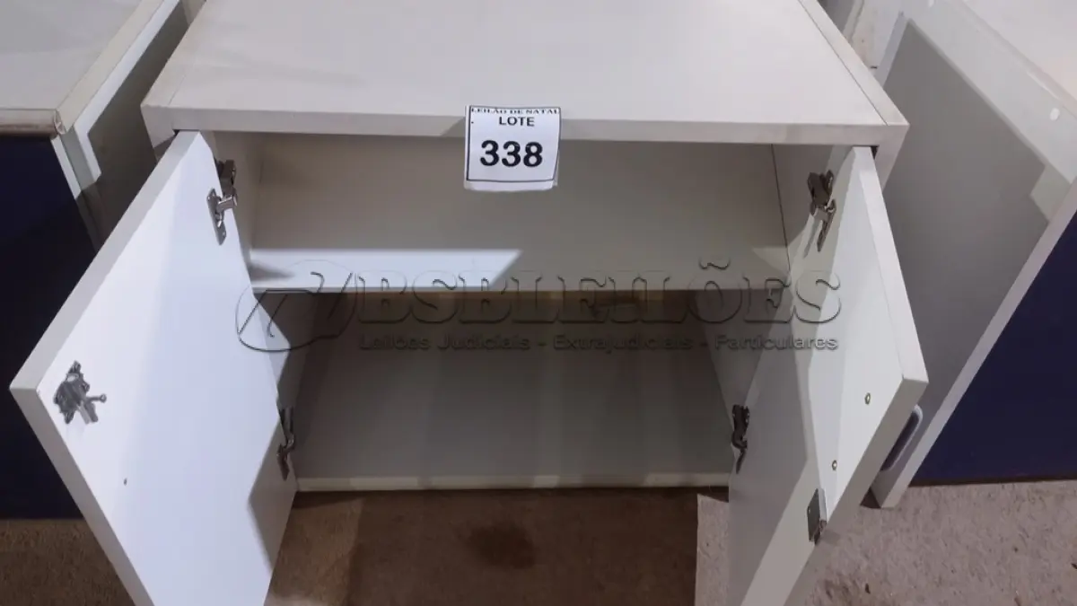 LOTE 338 - 01 ARMÁRIO BAIXO COM 02 PORTAS EM MADEIRA. (NO ESTADO) ATENÇÃO! FAZER A VISITAÇÃO ANTES DE ARREMATAR, NÃO SABEMOS SE FUNCIONA, LEILÃO NÃO TEM GARANTIA E NEM DEVOLUÇÃO, SUJEITO A POSSÍVEIS AVARIAS VISÍVEIS/OCULTAS E/OU AUSÊNCIA DE COMPONENTES.