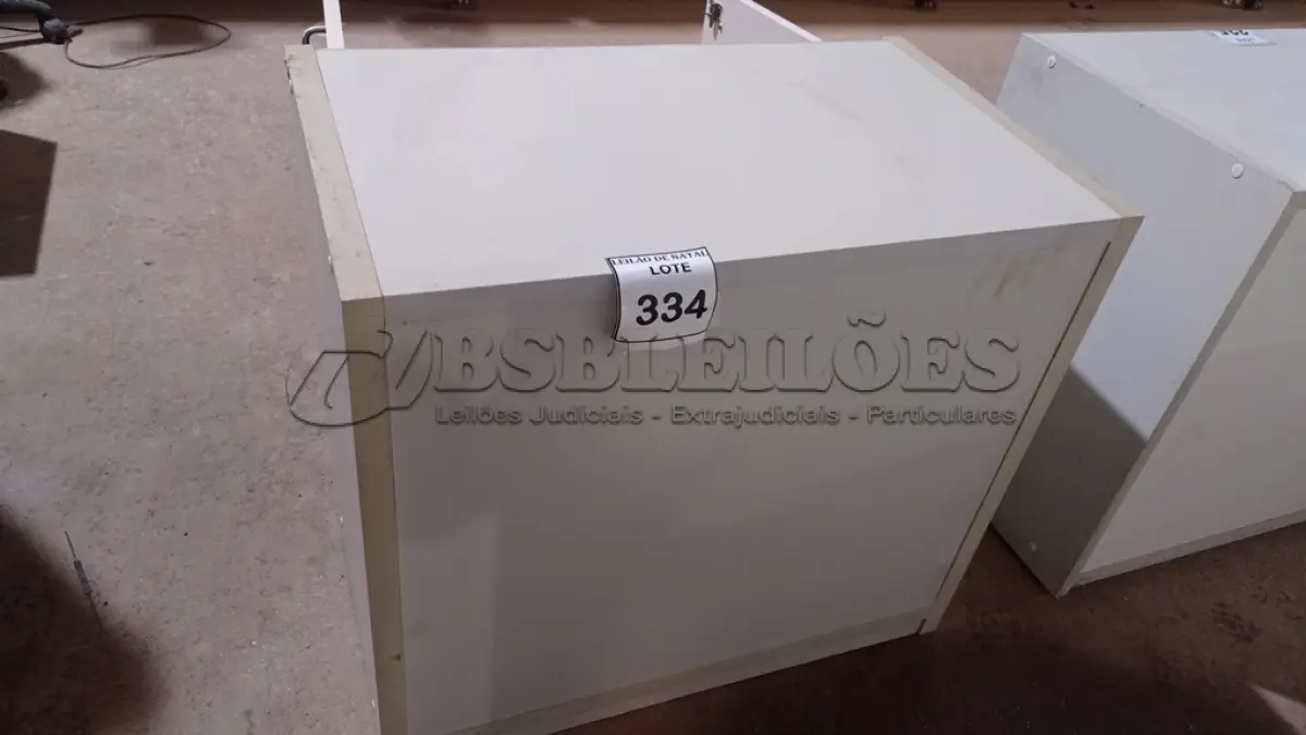 LOTE 334 - 01 ARMÁRIO BAIXO COM 02 PORTAS EM MADEIRA. (NO ESTADO) ATENÇÃO! FAZER A VISITAÇÃO ANTES DE ARREMATAR, NÃO SABEMOS SE FUNCIONA, LEILÃO NÃO TEM GARANTIA E NEM DEVOLUÇÃO, SUJEITO A POSSÍVEIS AVARIAS VISÍVEIS/OCULTAS E/OU AUSÊNCIA DE COMPONENTES.