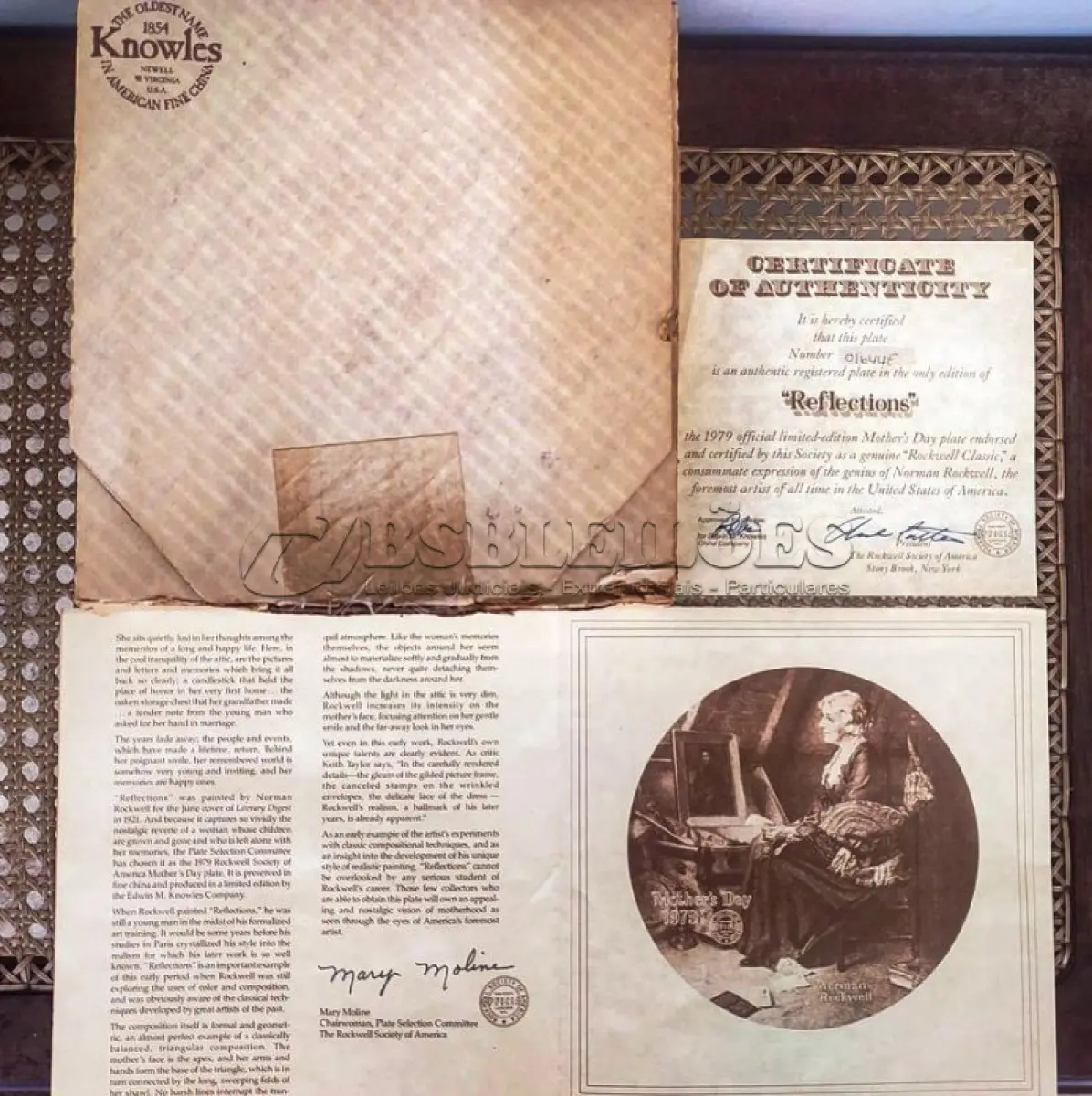 LOTE 234 - 01 PRATO DE NORMAN ROCKWELL EDIÇÃO LIMITADA "REFLEXÕES"PRATO OFICIAL DE EDIÇÃO LIMITADA DE 1979 PRATO NUMERADO O1644E COM CERTIFICADO PRATO DO DIA DAS MÃES ENDOSSADO COM CERTIFICADO COMO UM GENUÍNO CLÁSSICO ROCKWELL. FINA EDWIN M KNOWLES. COM CERTIFICADO DE AUTENTICIDADE, ESTE PRATO RETRATA “REFLEXÕES" E É FEITO NOS ESTADOS UNIDOS. PERFEITO PARA FÃS DA ICÔNICA OBRA DE ROCKWELL, ESTE PRATO DE COLECIONADOR É UM ITEM ESSENCIAL PARA QUALQUER COLEÇÃO. COM 21 CM DE DIÂMETRO ADICIONE ESTA PEÇA DESLUMBRANTE À SUA COLEÇÃO HOJE MESMO E ADMIRE OS DETALHES COMPLEXOS E AS BELAS CORES QUE FAZEM DESTE PRATO UMA OBRA DE ARTE. COM CERTIFICADO DE AUTENTICIDADE. ITEM COMPRADO E GARAGENS DE ANTIGUIDADES NOS EUA. SUPORTE PARA PRATO NÃO INCLUÍDO NESTA VENDA. (NO ESTADO) ATENÇÃO! FAZER A VISITAÇÃO ANTES DE ARREMATAR, NÃO SABEMOS SE FUNCIONA, LEILÃO NÃO TEM GARANTIA E NEM DEVOLUÇÃO, SUJEITO A POSSÍVEIS AVARIAS VISÍVEIS/OCULTAS E/OU AUSÊNCIA DE COMPONENTES.