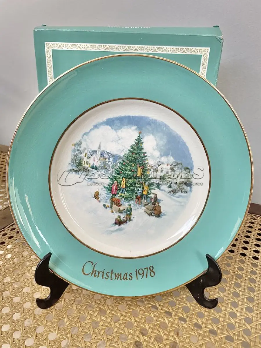 LOTE 106 - 01 LINDO PRATO DE NATAL DA SÉRIE AVON CHRISTMAS PLATE DE 1978, "APARANDO A ÁRVORE" - SEXTA EDIÇÃO DA SÉRIE. COM 22 CM DE DIÂMETRO E RETRATA UM GRUPO DE CRIANÇAS EM EPOCA DE NATAL MONTADO ARVORE DE NATAL. O VERSO MARCADO: SÉRIE DE PRATOS DE NATAL SEXTA EDIÇÃO "APARANDO A ÁRVORE" COM DOIS ANÉIS DE OURO 22K E O NATAL DE 1979 TAMBÉM EM OURO 22K.FEITO EXCLUSIVAMENTE PARA A AVON CTS INC., 1978 POR ENOCH WEDGWOOD (TUNSTALL) LTD,INGLATERRA PEÇA COMPRADA EM GARAGEM DE ANTIGUIDADES NOS EUA. SUPORTE PARA PRATO NÃO INCLUÍDO NESTA VENDA. (NO ESTADO) ATENÇÃO! FAZER A VISITAÇÃO ANTES DE ARREMATAR, NÃO SABEMOS SE FUNCIONA, LEILÃO NÃO TEM GARANTIA E NEM DEVOLUÇÃO, SUJEITO A POSSÍVEIS AVARIAS VISÍVEIS/OCULTAS E/OU AUSÊNCIA DE COMPONENTES.