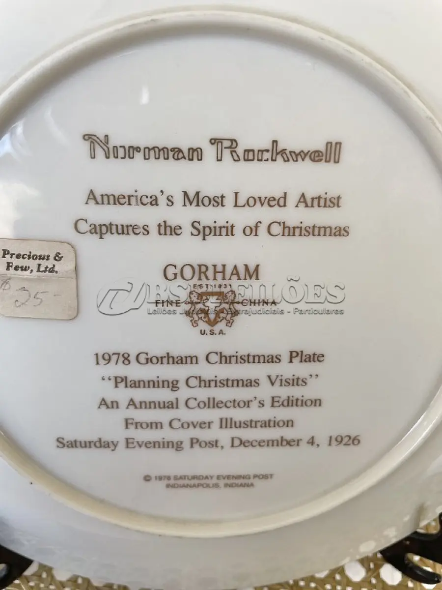 LOTE 224 - 01 BELO PRATO DE COLECIONADOR DE NORMAN ROCKWELL APRESENTA A EMOCIONANTE CENA DE "PLANEJANDO VISITAS DE NATAL" E É UM ITEM ESSENCIAL PARA QUALQUER COLEÇÃO. TEM BORDAS A OURO 24 K  COM 21,5 CM DE DIÂMETRO E É REPLETO DE DETALHES INTRINCADOS E CORES VIBRANTES QUE DÃO VIDA À CENA. O PRATO FOI FABRICADO NA DÉCADA DE 1970 PELA GORHAM, NOS ESTADOS UNIDOS. É UM ITEM VINTAGE E ESTÁ EM ÓTIMO ESTADO, PRONTO PARA SER EXIBIDO E APRECIADO POR MUITOS ANOS. ESTE SERIA UM PRESENTE PERFEITO PARA QUALQUER COLECIONADOR OU AMANTE DA OBRA DE NORMAN ROCKWELL.ITEM COMPRADO EM GARAGENS DE ANTIGUIDADES NOS EUA. SUPORTE PARA PRATO NÃO INCLUÍDO NESTA VENDA. (NO ESTADO) ATENÇÃO! FAZER A VISITAÇÃO ANTES DE ARREMATAR, NÃO SABEMOS SE FUNCIONA, LEILÃO NÃO TEM GARANTIA E NEM DEVOLUÇÃO, SUJEITO A POSSÍVEIS AVARIAS VISÍVEIS/OCULTAS E/OU AUSÊNCIA DE COMPONENTES.