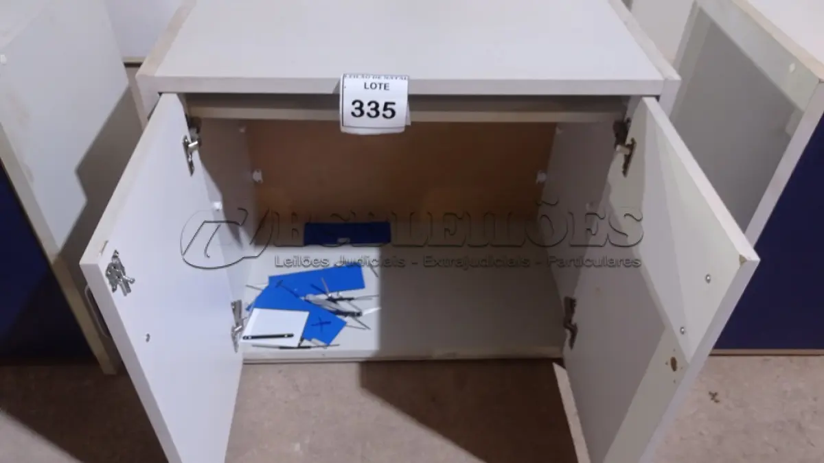 LOTE 335 - 01 ARMÁRIO BAIXO COM 02 PORTAS EM MADEIRA. (NO ESTADO) ATENÇÃO! FAZER A VISITAÇÃO ANTES DE ARREMATAR, NÃO SABEMOS SE FUNCIONA, LEILÃO NÃO TEM GARANTIA E NEM DEVOLUÇÃO, SUJEITO A POSSÍVEIS AVARIAS VISÍVEIS/OCULTAS E/OU AUSÊNCIA DE COMPONENTES.