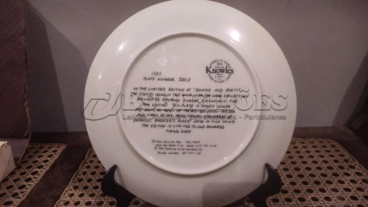 LOTE 260 - 01 PRATO VINTAGE DE COLECIONADOR DA COLEÇÃO E O VENTO LEVOU - "BONNIE E RHETT", DISTRIBUÍDOS PELA THE BRADFORD EXCHANGE DESDE A DÉCADA DE 1980. ESTA É A 8ª PLACA EMITIDA NA SÉRIE E FOI FEITA EM 1981 PELA EDWIN M KNOWLES COLLECTION COM DESIGN DO ARTISTA RAYMOND KURSAR. O PRATO É DE PORCELANA FINA E MEDE 21,5 CM DE DIÂMETRO. O PRATO ESTÁ EM BOM ESTADO, NA CAIXA ORIGINAL, COM DOCUMENTAÇÃO E CERTIFICADO DE AUTENTICAÇÃO. A CAIXA APRESENTA SINAIS DE DESGASTE E MANCHAS POR TER SIDO GUARDADA NA GARAGEM HÁ ANOS. ÓTIMO ITEM COLECIONÁVEL DE "E O VENTO LEVOU". O SUPORTE PARA PRATOS MOSTRADO NAS FOTOS NÃO ESTÁ INCLUSO.ITEM COMPRADO E GARAGENS DE ANTIGUIDADES NOS EUA. SUPORTE PARA PRATO NÃO INCLUÍDO NESTA VENDA. (NO ESTADO) ATENÇÃO! FAZER A VISITAÇÃO ANTES DE ARREMATAR, NÃO SABEMOS SE FUNCIONA, LEILÃO NÃO TEM GARANTIA E NEM DEVOLUÇÃO, SUJEITO A POSSÍVEIS AVARIAS VISÍVEIS/OCULTAS E/OU AUSÊNCIA DE COMPONENTES.
