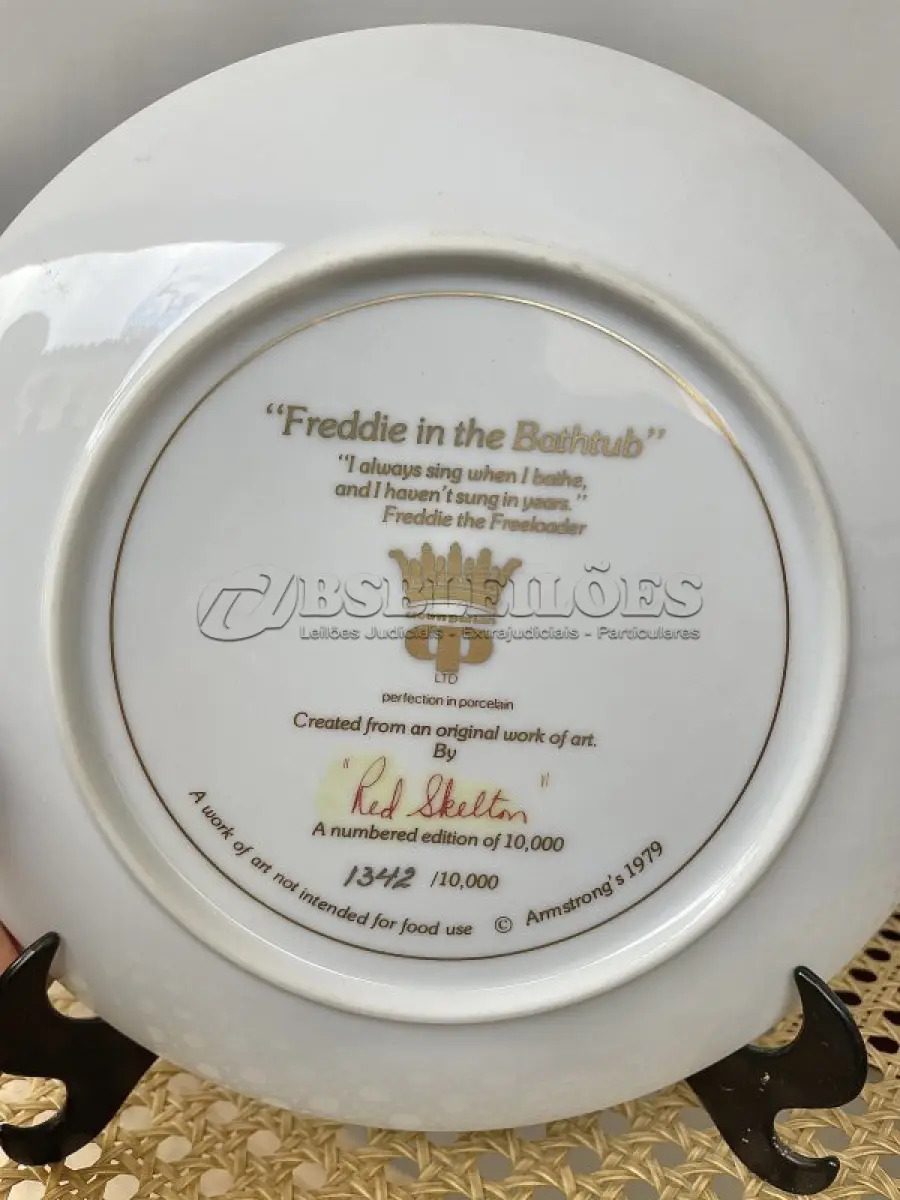 LOTE 110 - 01 RARO PRATO DE COLECIONADOR DE EDIÇÃO LIMITADA APRESENTA O ICÔNICO PERSONAGEM RED SKELETON, "ASSINADO À MÃO" FREDDIE, TOMANDO BANHO EM SUA BANHEIRA. COM 21 CM DE DIÂMETRO, PEÇA  VINTAGE FOI FABRICADA NOS ESTADOS UNIDOS DURANTE A DÉCADA DE 1970 E ESTÁ EM EXCELENTES CONDIÇÕES. PERFEITA PARA QUALQUER ENTUSIASTA DO RED SKELETON, ITEM DE COLECIONADOR, ESTA PEÇA DECORATIVA ADICIONARÁ UM TOQUE DE HUMOR E NOSTALGIA A QUALQUER COLEÇÃO.  ITEM ÚNICO E DIFÍCIL DE ENCONTRAR, UNICO NOBRASIL APENAS 10 MIL PRATOS LANÇADOS NOS EUA. PRATO DE Nº 1342/10.000. ITEM COMPRADO EM GARAGEM DE ANTIGUIDADES NOS EUA.SUPORTE PARA PRATO NÃO INCLUÍDO NESTA VENDA. (NO ESTADO) ATENÇÃO! FAZER A VISITAÇÃO ANTES DE ARREMATAR, NÃO SABEMOS SE FUNCIONA, LEILÃO NÃO TEM GARANTIA E NEM DEVOLUÇÃO, SUJEITO A POSSÍVEIS AVARIAS VISÍVEIS/OCULTAS E/OU AUSÊNCIA DE COMPONENTES.