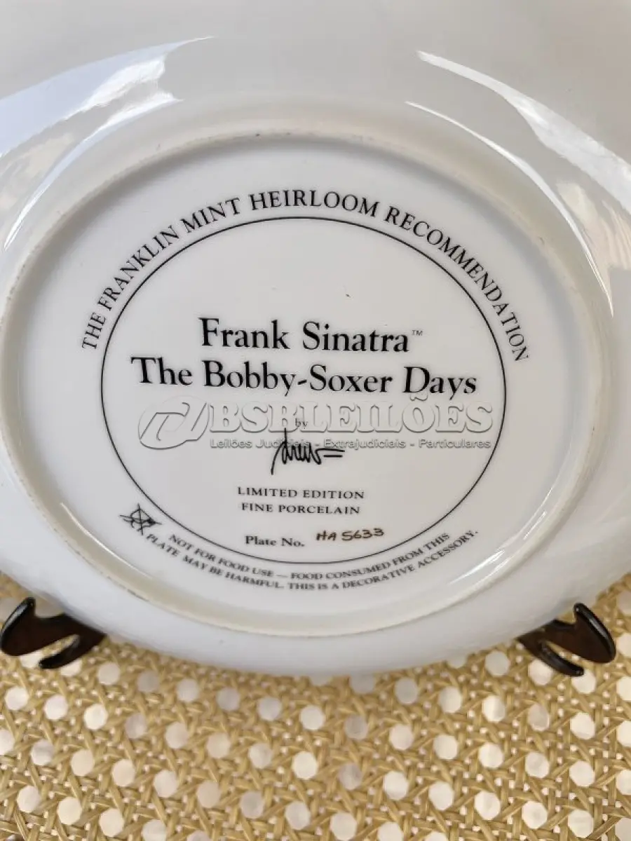 LOTE 212 - 01 RARO PRATO ANOS 90, FRANK SINATRA, "THE BOBBY-SOXER DAYS", FRANKLIN MINT, PLACA DE COLECIONADOR DE EDIÇÃO LIMITADA, RARA. EXCELENTE ESTADO. PEÇA DE COLECIONADOR DE EXPOSIÇÃO MUITO LEGAL DO LENDÁRIO CANTOR!! "THE VOICE" NÚMERO DA PLACA: 5633 COM 21 CM DE DIÂMETRO. ITEM COMPRADO EM GARAGENS DE ANTIGUIDADES NOS EUA. SUPORTE PARA PRATO NÃO INCLUÍDO NESTA VENDA.