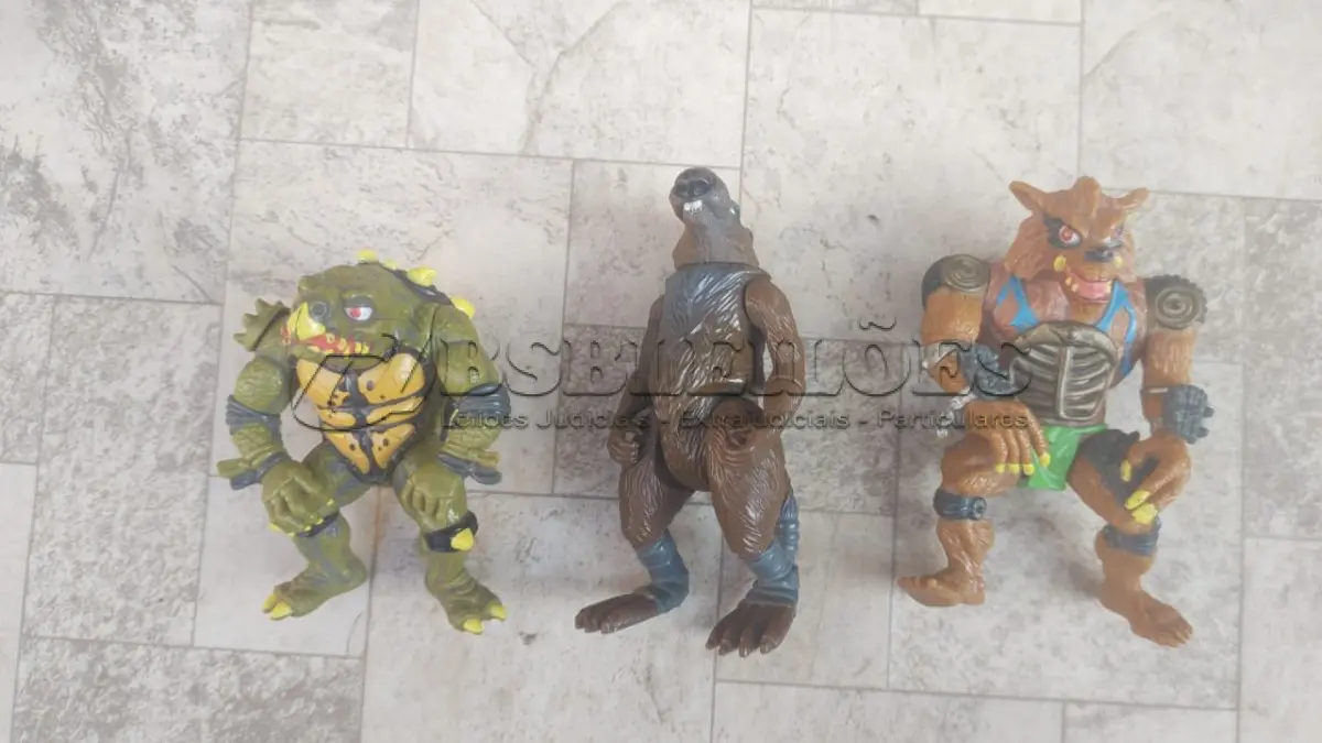 LOTE 239 - 01 LOTE COM BONECOS  COLECIONAVEL TARTARUGAS NINJA MUTANTES TMNT PLAYMATES VINTAGE. (NO ESTADO) ATENÇÃO! FAZER A VISITAÇÃO ANTES DE ARREMATAR, NÃO SABEMOS SE FUNCIONA, LEILÃO NÃO TEM GARANTIA E NEM DEVOLUÇÃO, SUJEITO A POSSÍVEIS AVARIAS VISÍVEIS/OCULTAS E/OU AUSÊNCIA DE COMPONENTES.