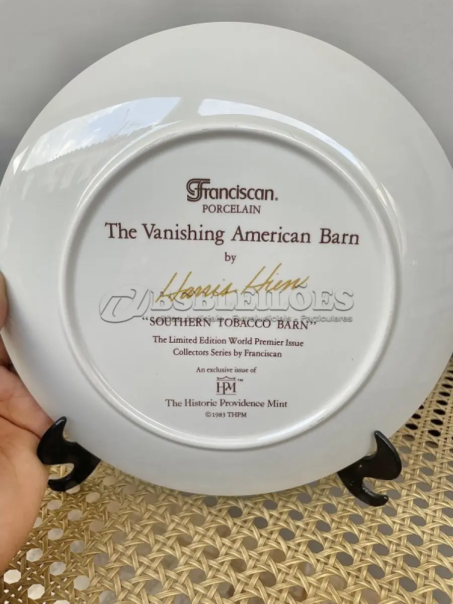 LOTE 092 - 01 RARO PRATO COM O TEMA O CELEIRO AMERICANO DESAPARECIDO  PORCELANA FRANCISCANA. PEÇA  HISTÓRICA DE CELEIRO PROVIDENCE, SOUTHERN TOBACCO BARN, 1983. COM 21 CM DE DIÂMETRO EDIÇAO LIMITADA LANÇADO NOS ANOS 80. PEÇA ENCONTRADA EM UM ARMÁRIO DURANTE A VENDA DE UMA PROPRIEDADE NOS EUA APÓS MUITOS ANOS GUARDADOS.  CAIXA ORIGINAL E COM DOCUMENTOS DA PEÇA, SUPORTE PARA PRATO NÃO INCLUÍDO NESTA VENDA.