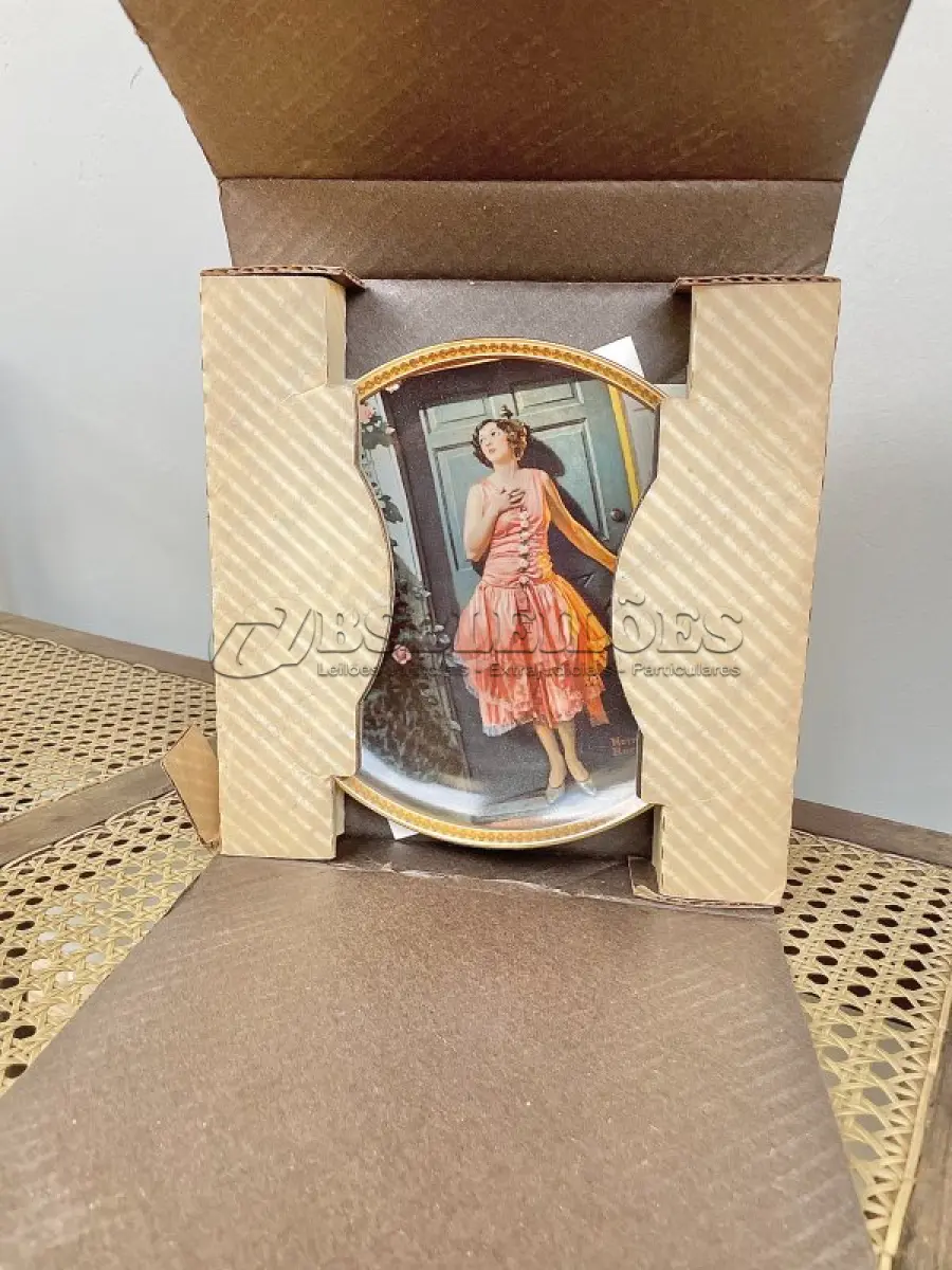 LOTE 108 - 01 BELO PRATO DE COLECIONADOR DE NORMAN ROCKWELL, VINTAGE DA EDWIN M. KNOWLES, ILUSTRADO PELO ICÔNICO NORMAN ROCKWELL. LANÇADO EM 1983, FAZ PARTE DA 7ª EDIÇÃO DA COLEÇÃO PRATO NUMERADO 3737L ROCKWELL'S REDISCOVERED WOMEN E FOI PRODUZIDO DE FORMA LIMITADA POR 150 DIAS, COM CERTIFICAÇÃO OFICIAL COMO "STANDING IN THE DOORWAY" PELA SOCIEDADE ROCKWELL AMERICANA. DIÂMETRO: 21,5 CM EDIÇÃO LIMITADA: 7ª EDIÇÃO (1983),COM CERTIFICADO DE AUTENTICIDADE. ITEM COMPRADO E GARAGENS DE ANTIGUIDADES NOS EUA.SUPORTE PARA PRATO NÃO INCLUÍDO NESTA VENDA. (NO ESTADO) ATENÇÃO! FAZER A VISITAÇÃO ANTES DE ARREMATAR, NÃO SABEMOS SE FUNCIONA, LEILÃO NÃO TEM GARANTIA E NEM DEVOLUÇÃO, SUJEITO A POSSÍVEIS AVARIAS VISÍVEIS/OCULTAS E/OU AUSÊNCIA DE COMPONENTES.