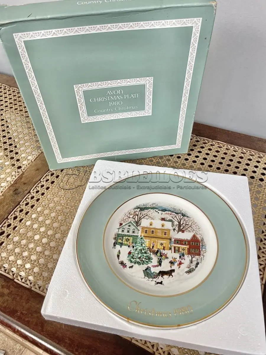 LOTE 048 - 01 LINDO PRATO DE NATAL DA SÉRIE AVON CHRISTMAS PLATE  PRATO DE COLECIONADOR FEITO NA INGLATERRA POR ENOCH WEDGWOOD COUNTRY CHRISTMAS SERIES 8ª EDIÇÃO HOLIDAY WEDGWOOD VINTAGE. (TUNSTALL) EM 1980.COM 21,5 CM DE DIÂMETRO A IMPRESSÃO NESTE PRATO É DE "DASHING THROUGH THE SNOW" COM DOIS ANÉIS DE OURO 22K . ITEM COMPRADO EM GARAGENS DE ANTIGUIDADES NOS EUA.SUPORTE PARA PRATO NÃO INCLUÍDO NESTA VENDA. (NO ESTADO) ATENÇÃO! FAZER A VISITAÇÃO ANTES DE ARREMATAR, NÃO SABEMOS SE FUNCIONA, LEILÃO NÃO TEM GARANTIA E NEM DEVOLUÇÃO, SUJEITO A POSSÍVEIS AVARIAS VISÍVEIS/OCULTAS E/OU AUSÊNCIA DE COMPONENTES.