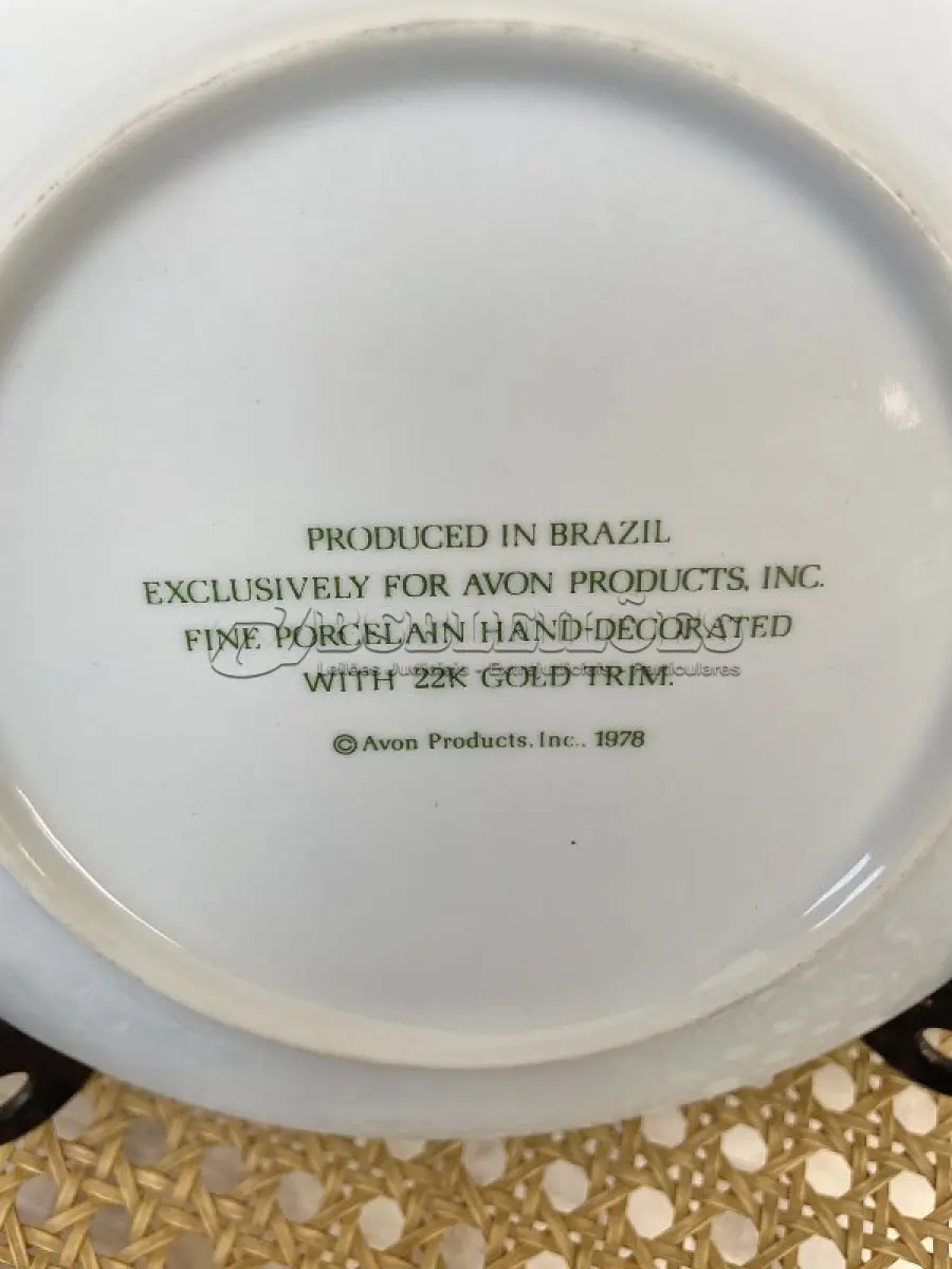 LOTE 222 - 01 PRATO DE PORCELANA VINTAGE AVON MORANGO COM 6 SABONETES  DE 1978.ESTE PRATO, FEITO DE PORCELANA FINA, FOI DECORADO À MÃO COM DETALHES EM OURO 22K NO BRASIL. O PRATO TEM 19 CM DE DIÂMETRO. EXCELENTE ESTADO. ITEM RARO COMPRADO EM HARVEST HILLS NOS EUA ESTAVA GUARDADO A ANOS.SUPORTE PARA PRATO NÃO INCLUÍDO NESTA VENDA. (NO ESTADO) ATENÇÃO! FAZER A VISITAÇÃO ANTES DE ARREMATAR, NÃO SABEMOS SE FUNCIONA, LEILÃO NÃO TEM GARANTIA E NEM DEVOLUÇÃO, SUJEITO A POSSÍVEIS AVARIAS VISÍVEIS/OCULTAS E/OU AUSÊNCIA DE COMPONENTES.