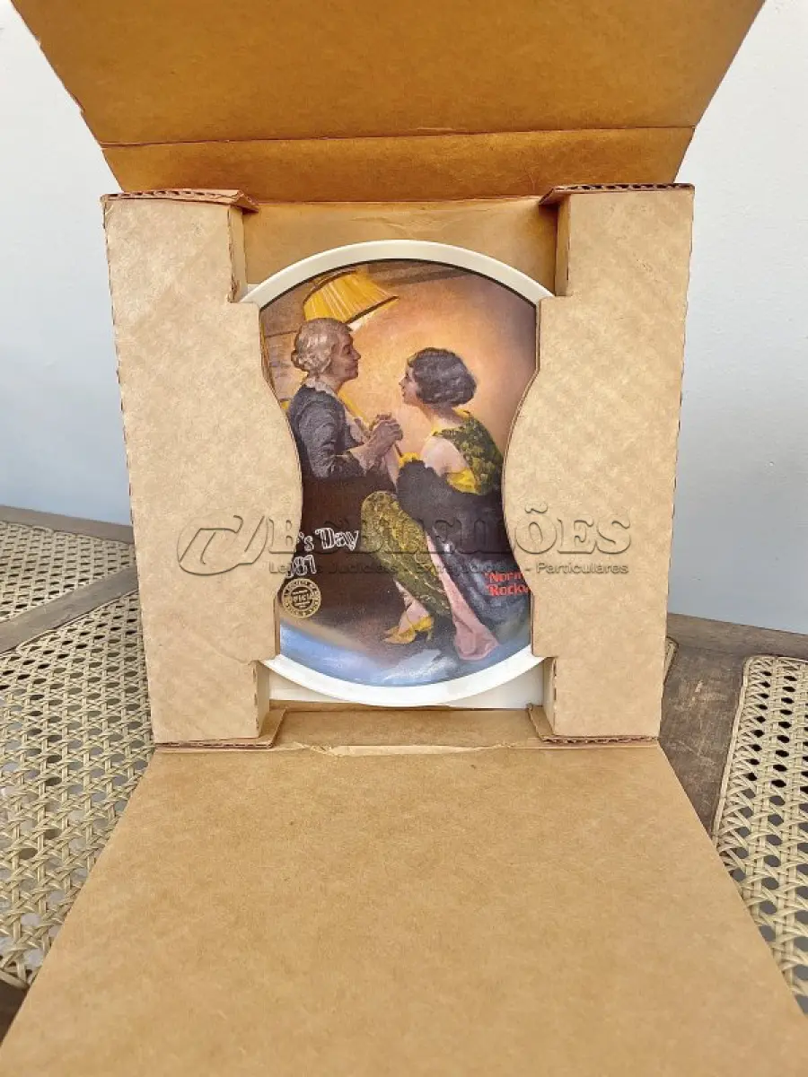 LOTE 066 - 01 PRATO COLECIONÁVEL VINTAGE - KNOWLES 1981 "DIA DAS MÃES" NORMAN ROCKWELL EDIÇÃO LIMITADA NEWELL W. VIRGINIAPRATO VINTAGE DE COLECIONADOR, DESENHO PEÇA PRODUZIDO NOS ESTADOS UNIDOS DE CERÂMICA DE ALTA QUALIDADE COM 21 CM DE DIÂMETRO , ESTE PRATO É PERFEITO PARA COLECIONADORES DE ITENS COM TEMÁTICA CIRCENSE E PARA AQUELES QUE APRECIAM A ARTE DE PEÇAS VINTAGE. COM CAIXA E DOCUMENTO DE AUTENTICIDADE ORIGINAL. ITEM COMPRADO EM GARAGEM DE ANTIGUIDADES NOS EUA.SUPORTE PARA PRATO NÃO INCLUÍDO NESTA VENDA. (NO ESTADO) ATENÇÃO! FAZER A VISITAÇÃO ANTES DE ARREMATAR, NÃO SABEMOS SE FUNCIONA, LEILÃO NÃO TEM GARANTIA E NEM DEVOLUÇÃO, SUJEITO A POSSÍVEIS AVARIAS VISÍVEIS/OCULTAS E/OU AUSÊNCIA DE COMPONENTES.