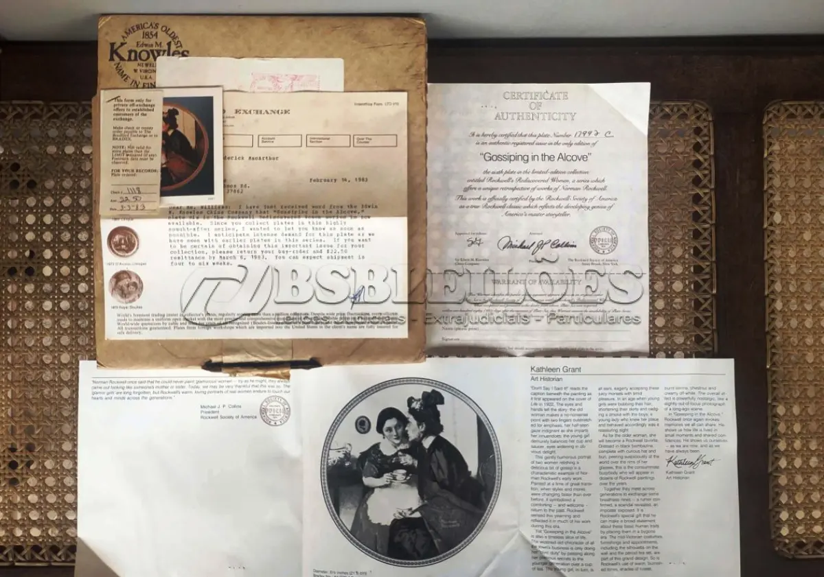 LOTE 248 - 01 PRATO DE COLECIONADOR NORMAN ROCKWELL DE 1983, FABRICADO PELA KNOWLES, A MARCA MAIS ANTIGA DA AMÉRICA EM PORCELANA FINA, FUNDADA EM 1854. ESTE PRATO É O NÚMERO 17992C  DA ÚNICA EDIÇÃO LIMITADA DE "GOSSIPING IN THE ALCOVE", DE NORMAN ROCKWELL, COM 21 CM DE DIÂMETRO SEXTA EDIÇÃO DA COLEÇÃO ROCKWELL'S REDISCOVERED WOMEN, COM SELO DE AUTENTICIDADE E CERTIFICADOS E DOCUMENTOS DO MESMO DATA DA COMPRA EM 03/031/983 FEITA EM UMA EDIÇÃO ESTRITAMENTE LIMITADA A CENTO E CINQUENTA DIAS DE QUEIMA E CERTIFICADA COMO UM "VERDADEIRO CLÁSSICO ROCKWELL" PELA ROCKWELL SOCIETY OF AMERICA. NÚMERO BRADEX: 84-R70-4.6. ITEM COMPRADO E GARAGENS DE ANTIGUIDADES NOS EUA. SUPORTE PARA PRATO NÃO INCLUÍDO NESTA VENDA. (NO ESTADO) ATENÇÃO! FAZER A VISITAÇÃO ANTES DE ARREMATAR, NÃO SABEMOS SE FUNCIONA, LEILÃO NÃO TEM GARANTIA E NEM DEVOLUÇÃO, SUJEITO A POSSÍVEIS AVARIAS VISÍVEIS/OCULTAS E/OU AUSÊNCIA DE COMPONENTES.