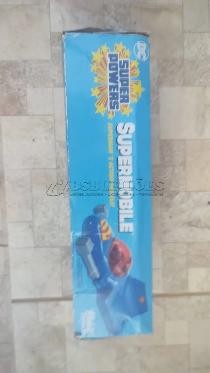 LOTE 063 - 01 MCFARLANE TOYS DC SUPER POWERS SUPERMOBILE ACTION FIGURE NOVO NA CAIXA ABERTPO APENAS PARA CONFERENCIA COMPRADO NOS EUA ORIGINAL. (NO ESTADO) ATENÇÃO! FAZER A VISITAÇÃO ANTES DE ARREMATAR, NÃO SABEMOS SE FUNCIONA, LEILÃO NÃO TEM GARANTIA E NEM DEVOLUÇÃO, SUJEITO A POSSÍVEIS AVARIAS VISÍVEIS/OCULTAS E/OU AUSÊNCIA DE COMPONENTES.