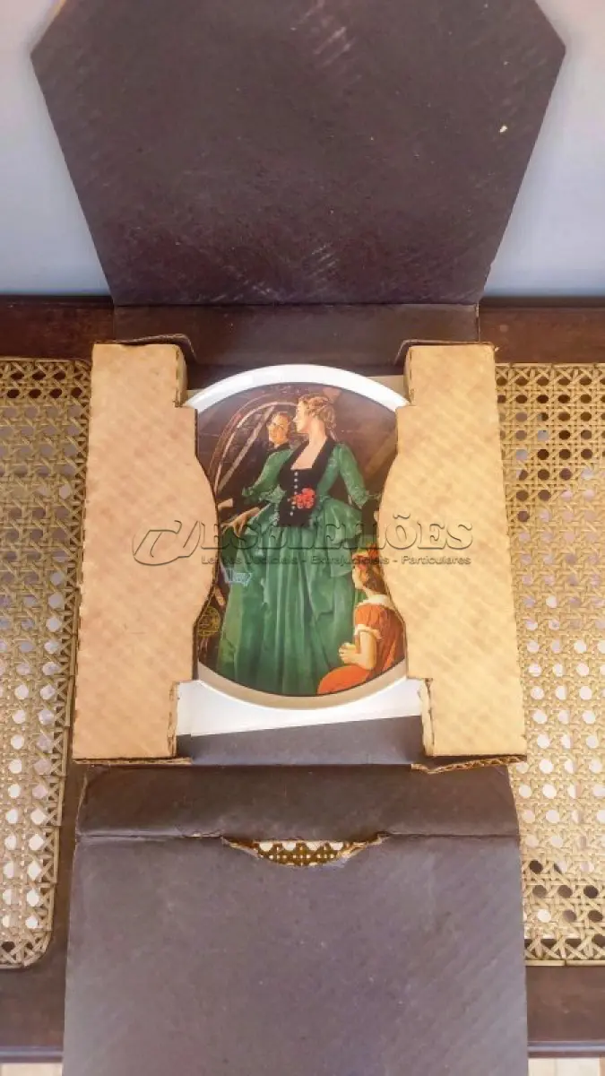 LOTE 250 - 01 NOSTÁLGICO PRATO DE NORMAN ROCKWELL  “VESTIDO DE CORTEJO DA VOVÓ” DE NORMAN ROCKWELL. VEM COM COA, PANFLETO, CAIXA ORIGINAL E CERTIFICADO DE AUTENTICIDADE. PRATO Nº 10111F. BRADEX 84-R70-2.9 O NONO DE UMA SÉRIE ANUAL PARA O DIA DAS MÃES. PRODUZIDO EM EDIÇÃO LIMITADA, PERMANENTEMENTE FECHADO EM 12 DE MAIO DE 1984. POR KNOWLES, O NOME MAIS ANTIGO DA AMÉRICA NA CHINA FINA. EM EXCELENTES CONDIÇÕES, SEM FALHAS VISÍVEIS, MANTIDO NA CAIXA ORIGINAL E NUNCA EXPOSTO. COM CAIXA NÃO ESTÁ PERFEITA E APRESENTA SINAIS DE ENVELHECIMENTO, FITA ADESIVA E A ETIQUETA DE REMESSA BRADFORD EXCHANGE. TAMANHO DA PLACA: 21,5 CM DE  DIÂMETRO.ITEM COMPRADO E GARAGENS DE ANTIGUIDADES NOS EUA. SUPORTE PARA PRATO NÃO INCLUÍDO NESTA VENDA. (NO ESTADO) ATENÇÃO! FAZER A VISITAÇÃO ANTES DE ARREMATAR, NÃO SABEMOS SE FUNCIONA, LEILÃO NÃO TEM GARANTIA E NEM DEVOLUÇÃO, SUJEITO A POSSÍVEIS AVARIAS VISÍVEIS/OCULTAS E/OU AUSÊNCIA DE COMPONENTES.