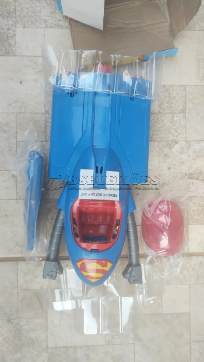 LOTE 063 - 01 MCFARLANE TOYS DC SUPER POWERS SUPERMOBILE ACTION FIGURE NOVO NA CAIXA ABERTPO APENAS PARA CONFERENCIA COMPRADO NOS EUA ORIGINAL. (NO ESTADO) ATENÇÃO! FAZER A VISITAÇÃO ANTES DE ARREMATAR, NÃO SABEMOS SE FUNCIONA, LEILÃO NÃO TEM GARANTIA E NEM DEVOLUÇÃO, SUJEITO A POSSÍVEIS AVARIAS VISÍVEIS/OCULTAS E/OU AUSÊNCIA DE COMPONENTES.