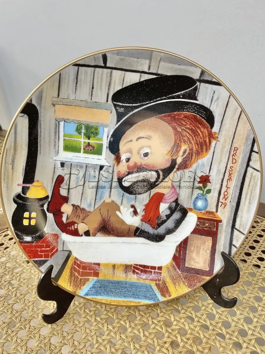 LOTE 110 - 01 RARO PRATO DE COLECIONADOR DE EDIÇÃO LIMITADA APRESENTA O ICÔNICO PERSONAGEM RED SKELETON, "ASSINADO À MÃO" FREDDIE, TOMANDO BANHO EM SUA BANHEIRA. COM 21 CM DE DIÂMETRO, PEÇA  VINTAGE FOI FABRICADA NOS ESTADOS UNIDOS DURANTE A DÉCADA DE 1970 E ESTÁ EM EXCELENTES CONDIÇÕES. PERFEITA PARA QUALQUER ENTUSIASTA DO RED SKELETON, ITEM DE COLECIONADOR, ESTA PEÇA DECORATIVA ADICIONARÁ UM TOQUE DE HUMOR E NOSTALGIA A QUALQUER COLEÇÃO.  ITEM ÚNICO E DIFÍCIL DE ENCONTRAR, UNICO NOBRASIL APENAS 10 MIL PRATOS LANÇADOS NOS EUA. PRATO DE Nº 1342/10.000. ITEM COMPRADO EM GARAGEM DE ANTIGUIDADES NOS EUA.SUPORTE PARA PRATO NÃO INCLUÍDO NESTA VENDA. (NO ESTADO) ATENÇÃO! FAZER A VISITAÇÃO ANTES DE ARREMATAR, NÃO SABEMOS SE FUNCIONA, LEILÃO NÃO TEM GARANTIA E NEM DEVOLUÇÃO, SUJEITO A POSSÍVEIS AVARIAS VISÍVEIS/OCULTAS E/OU AUSÊNCIA DE COMPONENTES.