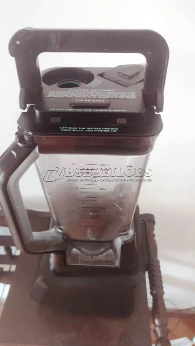 LOTE 008 - 01 CONJUNTO DE SISTEMA DE COZINHA NINJA SMART SCREEN DE 1100 WATTS DE PICO E TELA SENSÍVEL AO TOQUE, TECNOLOGIA FRESHVAC: A BOMBA FRESH VAC, FÁCIL DE USAR E COM UM TOQUE, FOI PROJETADA PARA PRESERVAR VITAMINAS, SABORES E CORES, REMOVENDO O OXIGÊNIO ANTES DO PREPARO. DESFRUTE DE BEBIDAS E SMOOTHIES DE LONGA DURAÇÃO COM MENOS ESPUMA E SEPARAÇÃO EM COMPARAÇÃO COM O MODO DE PREPARO TRADICIONAL.7 PROGRAMAS AUTO-IQ PREDEFINIDOS: A TELA SENSÍVEL AO TOQUE INTELIGENTE REVELA OS PROGRAMAS DE RECEITAS PREDEFINIDOS AUTOMATICAMENTE, PROJETADOS POR CHEFS, PARA BEBIDAS, SMOOTHIES E SHAKES.TELA SENSÍVEL AO TOQUE: FÁCIL DE LIMPAR, DURÁVEL E INTUITIVA. JARRA FRESHVAC DE 2.030 ML: TRANSFORME SEUS INGREDIENTES FAVORITOS EM SMOOTHIES, MOLHOS, PURÊS E MUITO MAIS COM AS LÂMINAS TOTAL CRUSHING. TODOS OS ACESSÓRIOS, EXCETO A BOMBA FRESH VAC, PODEM SER LAVADOS NA MÁQUINA DE LAVAR LOUÇA. (NO ESTADO) ATENÇÃO! FAZER A VISITAÇÃO ANTES DE ARREMATAR, NÃO SABEMOS SE FUNCIONA, LEILÃO NÃO TEM GARANTIA E NEM DEVOLUÇÃO, SUJEITO A POSSÍVEIS AVARIAS VISÍVEIS/OCULTAS E/OU AUSÊNCIA DE COMPONENTES.