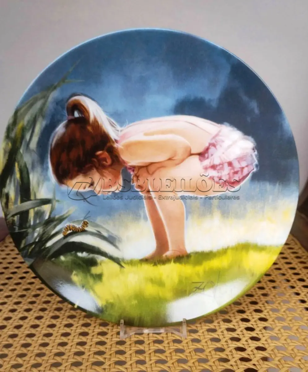 LOTE 020 - 01 LOTE DE PRATOS DE COLECIONADOR VINTAGE WONDER OF CHILDHOOD, OBRA DE ARTE DE DONALD ZOLAN, PRATO DE COLECIONADOR DE DONALD ZOLAN SÃO IMAGENS ADORÁVEIS QUE RETRATAM A MARAVILHA DA INFÂNCIA. ELES FORAM FABRICADOS PELA PEMBERTON & OAKES NA DÉCADA DE 1980.FORAM VENDIDOS POR APENAS 22 DIAS LOGO APOS ENCERRADA AS VENDAS. "PEQUENA MARAVILHA", DA FAMOSA SÉRIE DE CANÇÕES DE NINAR DE DONALD ZOLAN, DE 1985. FABRICADO NOS EUA.O PRATO NÚMERO 1939 A VEM NA CAIXA E DOCUMENTAÇÃO ORIGINAIS.ITEM COMPRADO EM GARAGENS DE ANTIGUIDADES NOS EUA. (NO ESTADO) ATENÇÃO! FAZER A VISITAÇÃO ANTES DE ARREMATAR, NÃO SABEMOS SE FUNCIONA, LEILÃO NÃO TEM GARANTIA E NEM DEVOLUÇÃO, SUJEITO A POSSÍVEIS AVARIAS VISÍVEIS/OCULTAS E/OU AUSÊNCIA DE COMPONENTES.