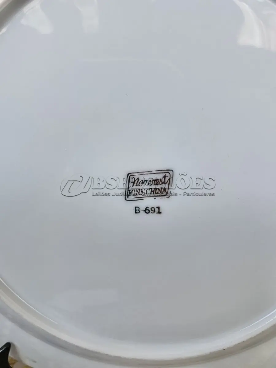 LOTE 214 - 01 BELO PRATO DE PORCELANA FINA NORCREST 26 CM DE DIAMETRO COM ESCRITAS EM PRATA, É UM ITEM ESSENCIAL PARA COLECIONADORES E APRECIADORES DE DECORAÇÃO ELEGANTE. O PRATO APRESENTA UM DESLUMBRANTE PADRÃO DE ROSAS COR-DE-ROSA E DETALHES EM PRATA, TORNANDO-O UM PRESENTE PERFEITO PARA UM ANIVERSÁRIO DE 25 ANOS OU QUALQUER OCASIÃO ESPECIAL. ESTE PRATO DE COLECIONADOR É UMA OBRA DE ARTE QUE ADICIONARÁ UM TOQUE DE SOFISTICAÇÃO A QUALQUER AMBIENTE. O PRATO VEM DE UMA MARCA CONFIÁVEL E CERTAMENTE SERÁ UMA ADIÇÃO VALIOSA A QUALQUER COLEÇÃO.ITEM COMPRADO EM GARAGENS DE ANTIGUIDADES NOS EUA. SUPORTE PARA PRATO NÃO INCLUÍDO NESTA VENDA. (NO ESTADO) ATENÇÃO! FAZER A VISITAÇÃO ANTES DE ARREMATAR, NÃO SABEMOS SE FUNCIONA, LEILÃO NÃO TEM GARANTIA E NEM DEVOLUÇÃO, SUJEITO A POSSÍVEIS AVARIAS VISÍVEIS/OCULTAS E/OU AUSÊNCIA DE COMPONENTES.