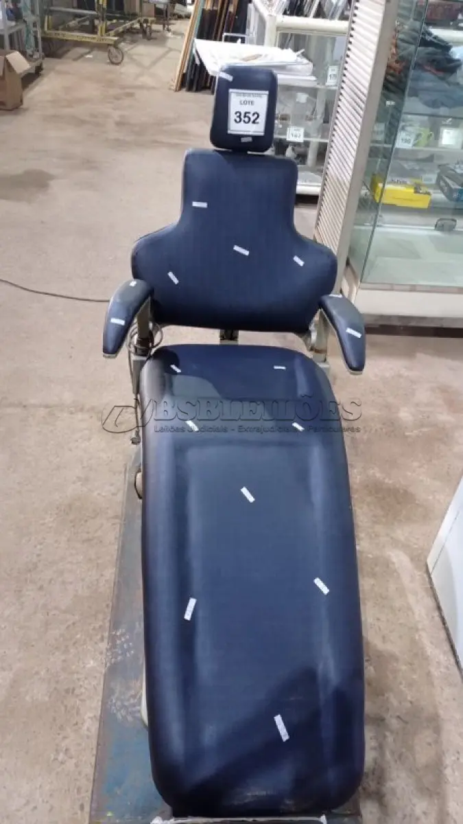 LOTE 352 - 01 CADEIRA ELÉTRICA ODONTOLÓGICA. (NO ESTADO) ATENÇÃO! FAZER A VISITAÇÃO ANTES DE ARREMATAR, NÃO SABEMOS SE FUNCIONA, LEILÃO NÃO TEM GARANTIA E NEM DEVOLUÇÃO, SUJEITO A POSSÍVEIS AVARIAS VISÍVEIS/OCULTAS E/OU AUSÊNCIA DE COMPONENTES.