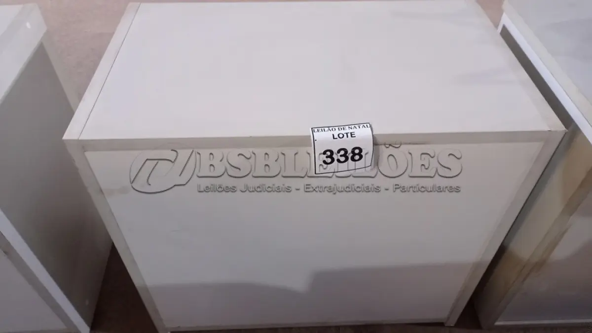LOTE 338 - 01 ARMÁRIO BAIXO COM 02 PORTAS EM MADEIRA. (NO ESTADO) ATENÇÃO! FAZER A VISITAÇÃO ANTES DE ARREMATAR, NÃO SABEMOS SE FUNCIONA, LEILÃO NÃO TEM GARANTIA E NEM DEVOLUÇÃO, SUJEITO A POSSÍVEIS AVARIAS VISÍVEIS/OCULTAS E/OU AUSÊNCIA DE COMPONENTES.