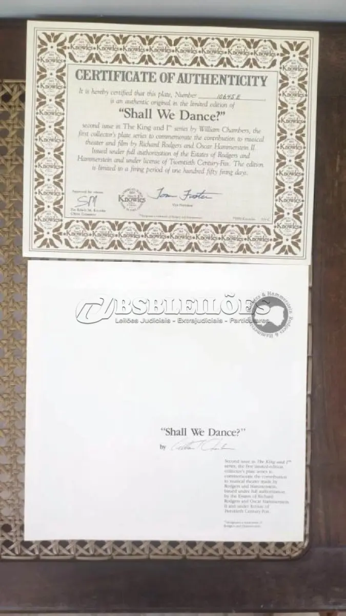 LOTE 084 - 01 COLECIONADOR VINTAGE "O SAPATEIRO",  FOI CRIADO POR KNOWLES EM 1978. PRATO VINTAGE PERTENCE AO FINAL DO SÉCULO XX E FOI PRODUZIDO NOS ESTADOS UNIDOS COM TÉCNICAS DE CERÂMICA ARTÍSTICA, PERFEITO PARA COLECIONADORES DE PRATOS DECORATIVOS E FÃS DA OBRA DE NORMAN ROCKWELL. SEU ESTILO DECORATIVO E A TEMÁTICA DA CULTURA AMERICANA O TORNAM UM ÓTIMO COMPLEMENTO PARA QUALQUER COLEÇÃO. ITEM FOI ENCONTRADO EM UM ARMÁRIO DURANTE A VENDA DE UMA PROPRIEDADE, APÓS MUITOS ANOS GUARDADOS. “CAIXA ORIGINAL E COM CERTIFICADO DE AUTENTICIDADE, SUPORTE PARA PRATO NÃO INCLUÍDO NESTA VENDA. (NO ESTADO) ATENÇÃO! FAZER A VISITAÇÃO ANTES DE ARREMATAR, NÃO SABEMOS SE FUNCIONA, LEILÃO NÃO TEM GARANTIA E NEM DEVOLUÇÃO, SUJEITO A POSSÍVEIS AVARIAS VISÍVEIS/OCULTAS E/OU AUSÊNCIA DE COMPONENTES.