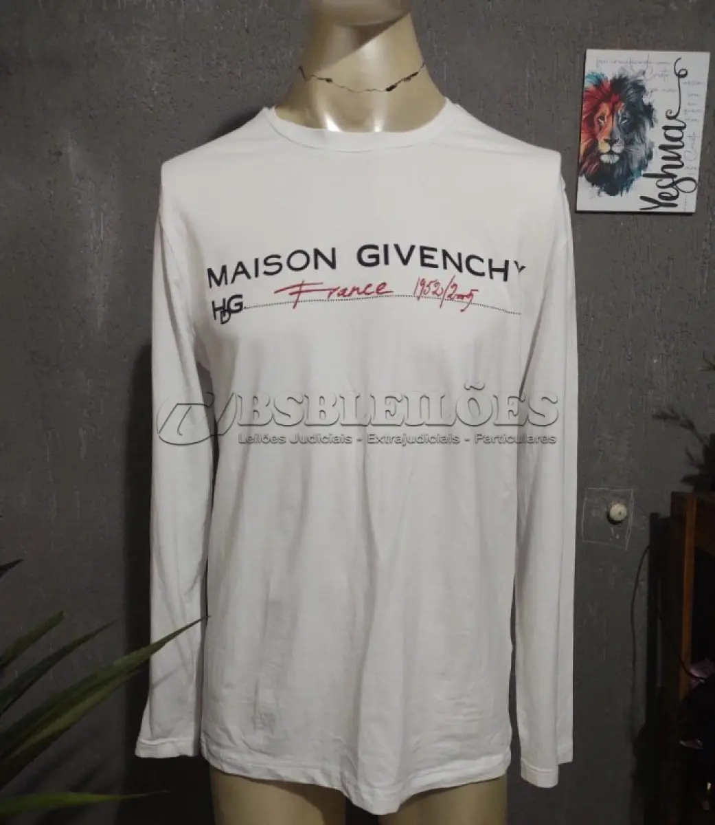 LOTE 209 - 01 CAMISA MANGA LONGA GIVENCHY. TAMANHO MÉDIO. (NO ESTADO) ATENÇÃO! FAZER A VISITAÇÃO ANTES DE ARREMATAR, NÃO SABEMOS SE FUNCIONA, LEILÃO NÃO TEM GARANTIA E NEM DEVOLUÇÃO, SUJEITO A POSSÍVEIS AVARIAS VISÍVEIS/OCULTAS E/OU AUSÊNCIA DE COMPONENTES.