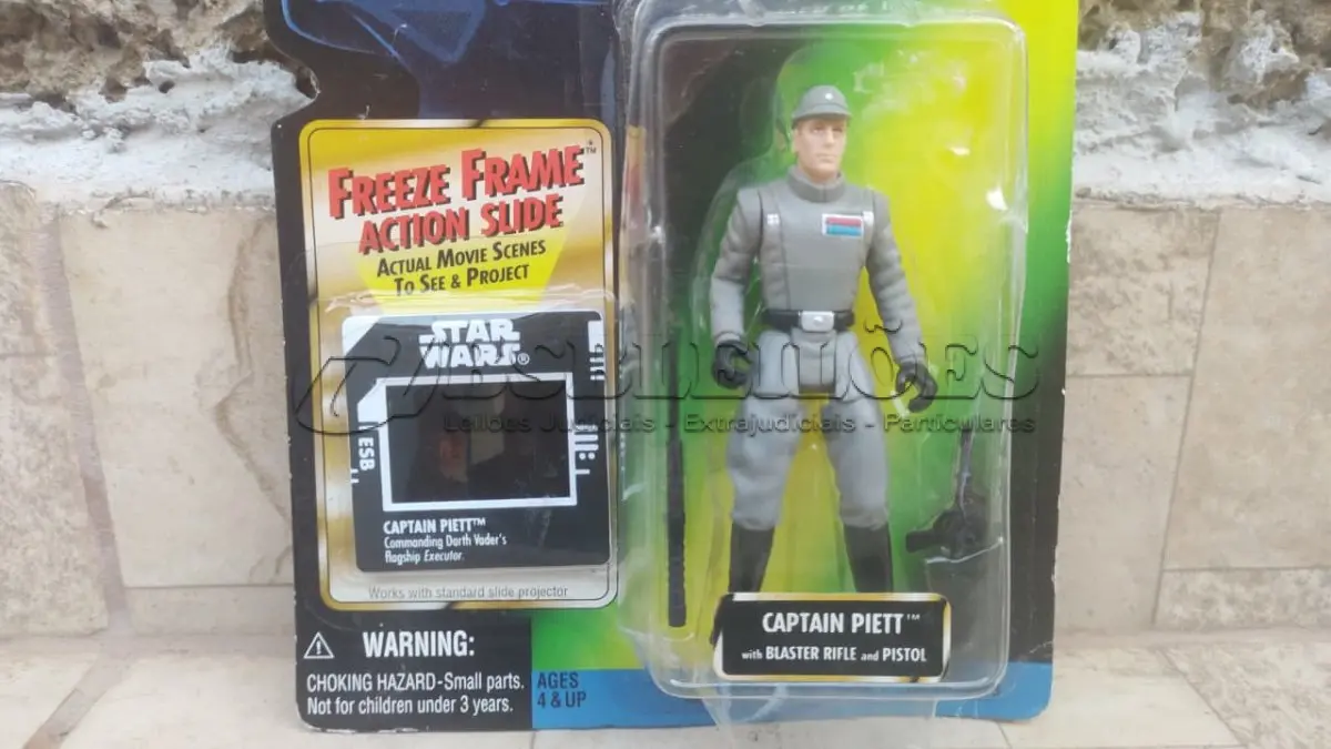 LOTE 101 - 01 STAR WARS CAPTAIN PIETT FREEZE FRAME POTF NOVO LACRADO INTEM DE COLECIONADOR COMPRADO EM GARAGENS DE ANTIGUIDADES NOS EUA. (NO ESTADO) ATENÇÃO! FAZER A VISITAÇÃO ANTES DE ARREMATAR, NÃO SABEMOS SE FUNCIONA, LEILÃO NÃO TEM GARANTIA E NEM DEVOLUÇÃO, SUJEITO A POSSÍVEIS AVARIAS VISÍVEIS/OCULTAS E/OU AUSÊNCIA DE COMPONENTES.