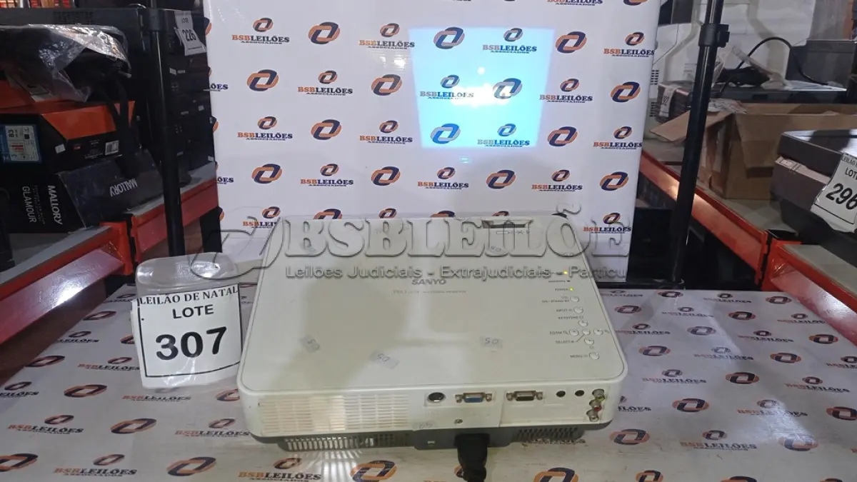 LOTE 307 - 01 PROJETOR MARCA SANYO COM CABOS. (NO ESTADO) ATENÇÃO! FAZER A VISITAÇÃO ANTES DE ARREMATAR, NÃO SABEMOS SE FUNCIONA, LEILÃO NÃO TEM GARANTIA E NEM DEVOLUÇÃO, SUJEITO A POSSÍVEIS AVARIAS VISÍVEIS/OCULTAS E/OU AUSÊNCIA DE COMPONENTES.