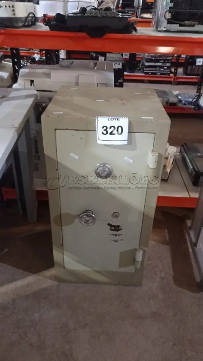LOTE 320 - 01 COFRE. (NO ESTADO) ATENÇÃO! FAZER A VISITAÇÃO ANTES DE ARREMATAR, NÃO SABEMOS SE FUNCIONA, LEILÃO NÃO TEM GARANTIA E NEM DEVOLUÇÃO, SUJEITO A POSSÍVEIS AVARIAS VISÍVEIS/OCULTAS E/OU AUSÊNCIA DE COMPONENTES.